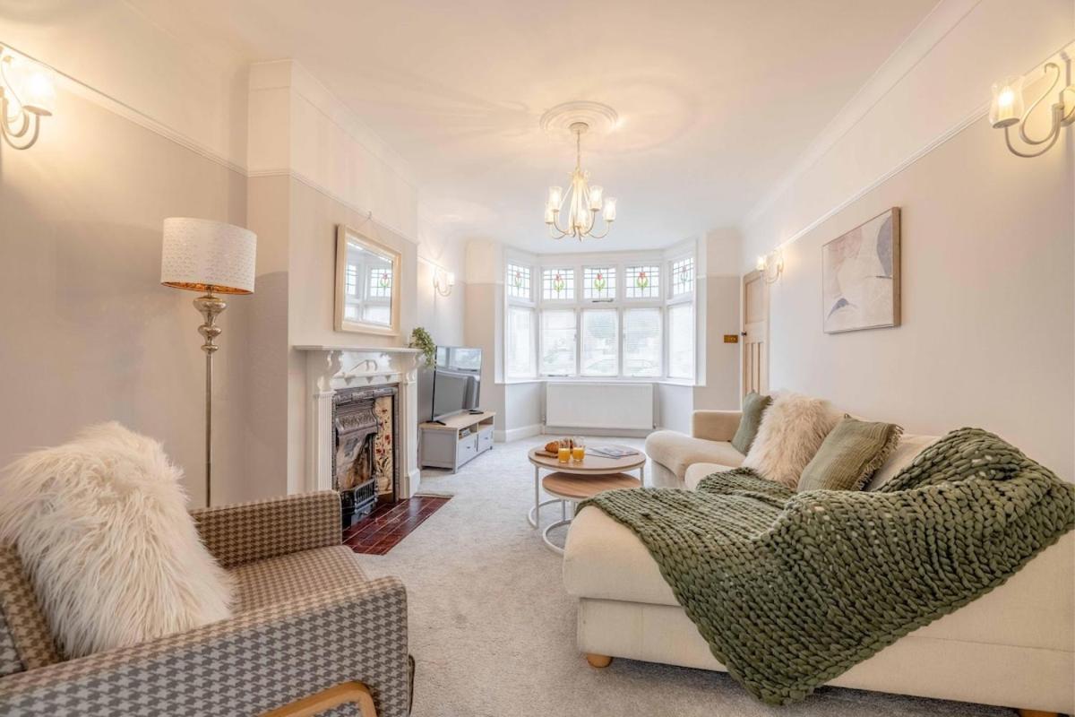 Spacious 5br Home, Parking, Walk To * Windsor