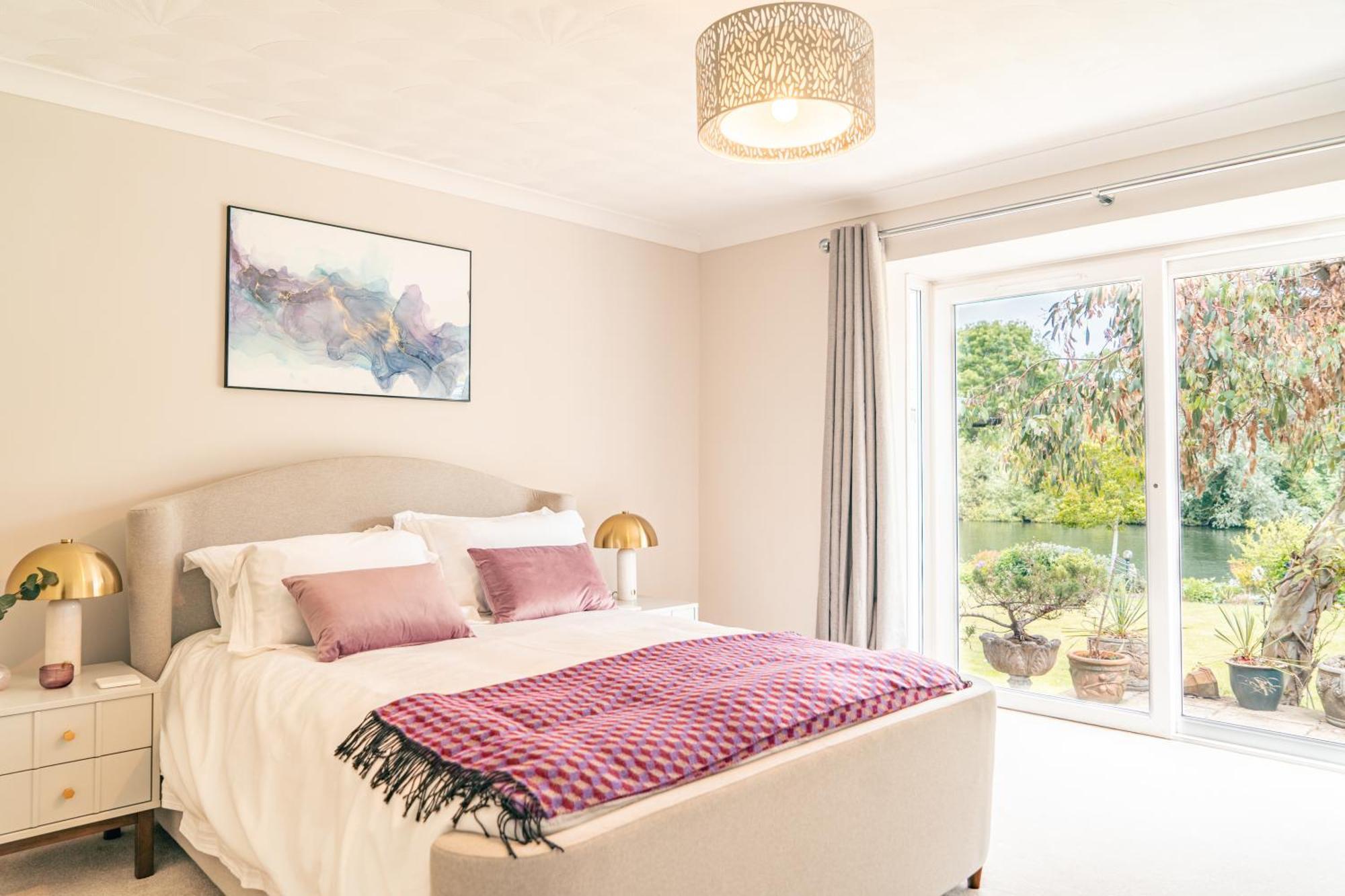 Riverside Bliss In Windsor, 5 Bed, Secure Parking Holiday home Windsor