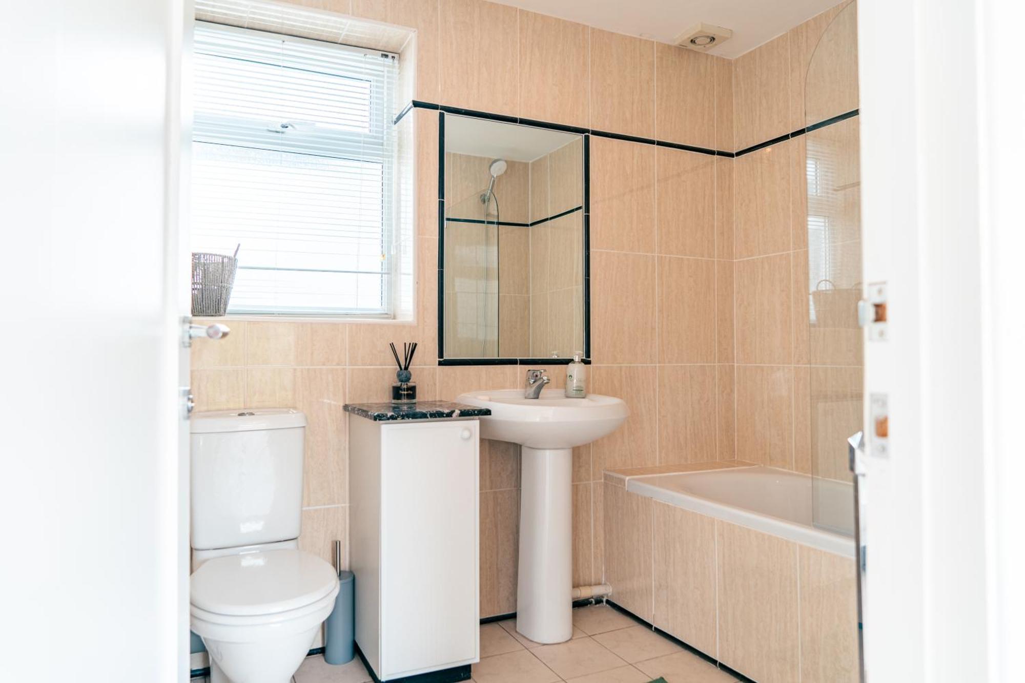 Riverside Bliss In Windsor, 5 Bed, Secure Parking Windsor