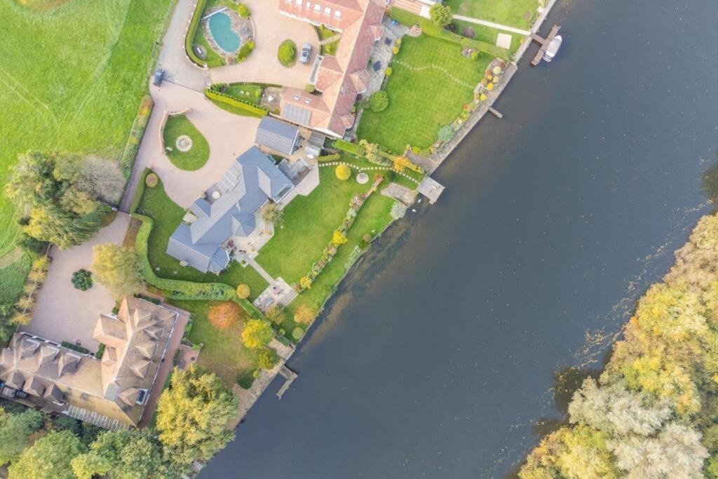 Riverside Bliss In Windsor, 5 Bed, Secure Parking Holiday home