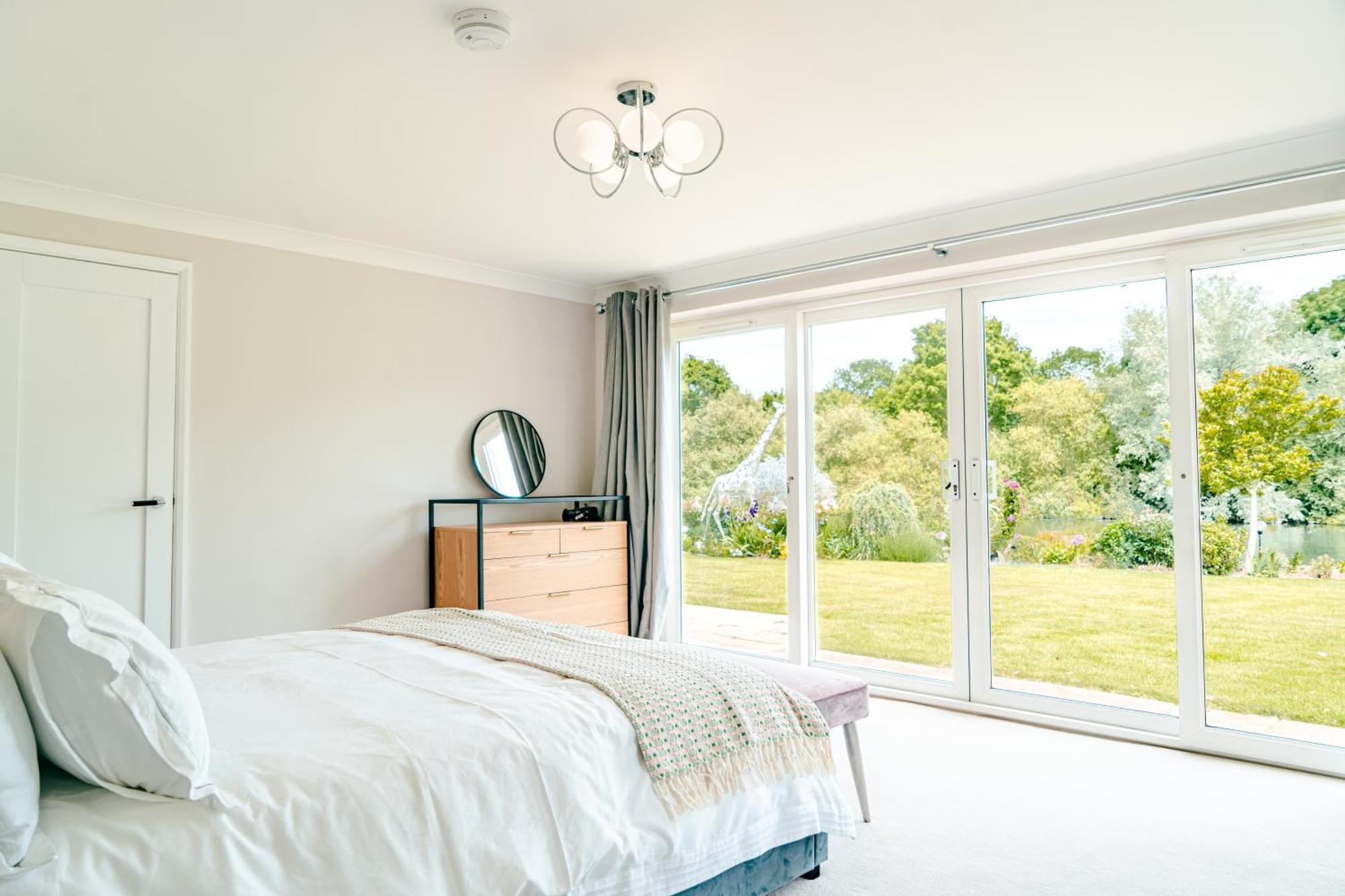 Riverside Bliss In Windsor, 5 Bed, Secure Parking Windsor
