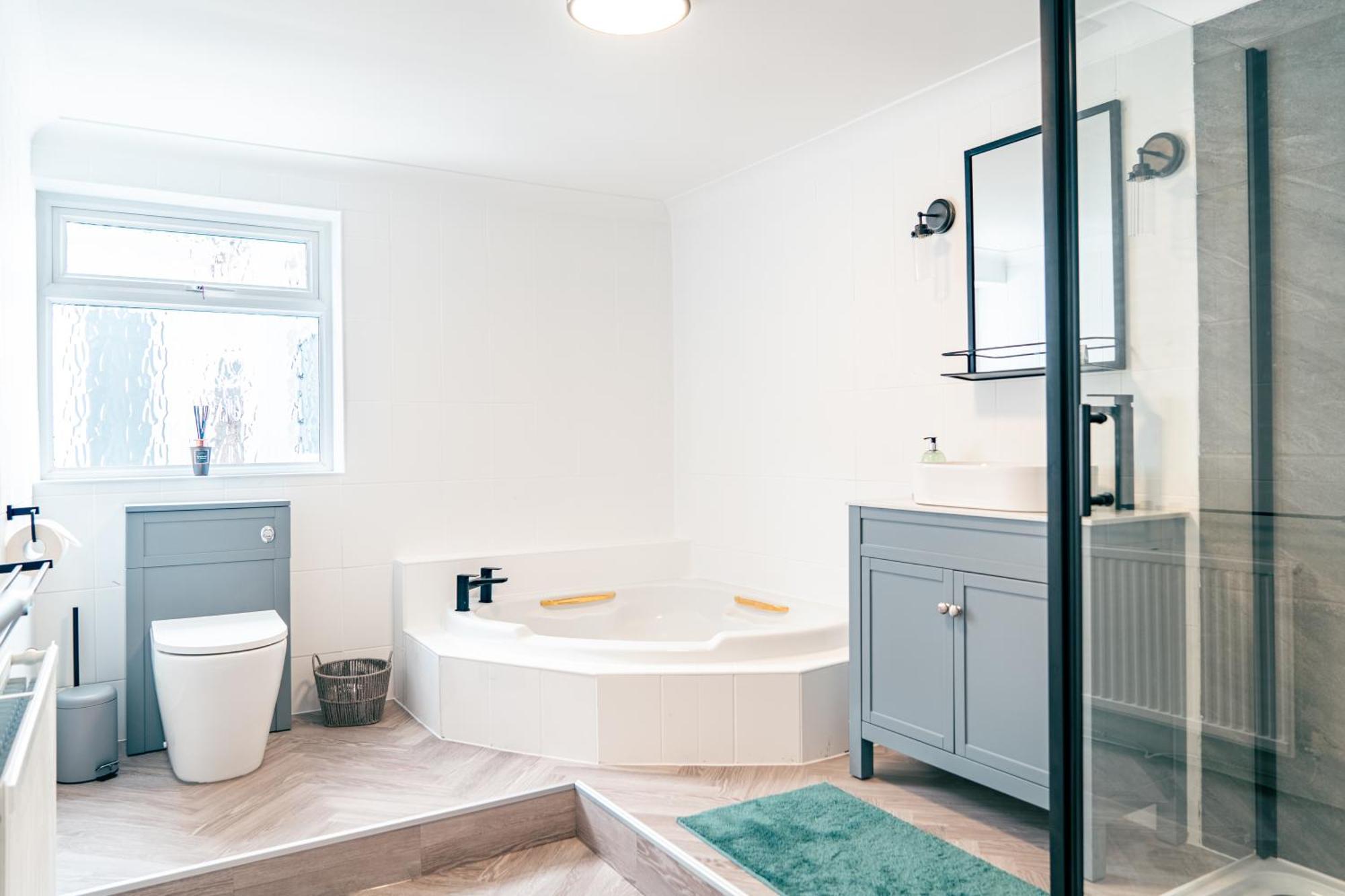 Riverside Bliss In Windsor, 5 Bed, Secure Parking Holiday home