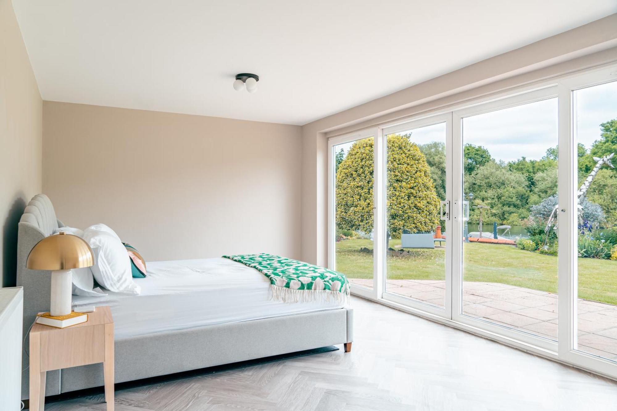Riverside Bliss In Windsor, 5 Bed, Secure Parking Holiday home *