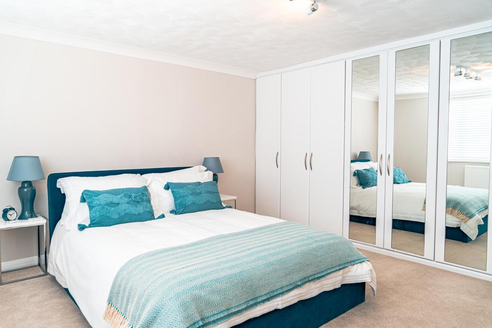 Riverside Bliss In Windsor, 5 Bed, Secure Parking *