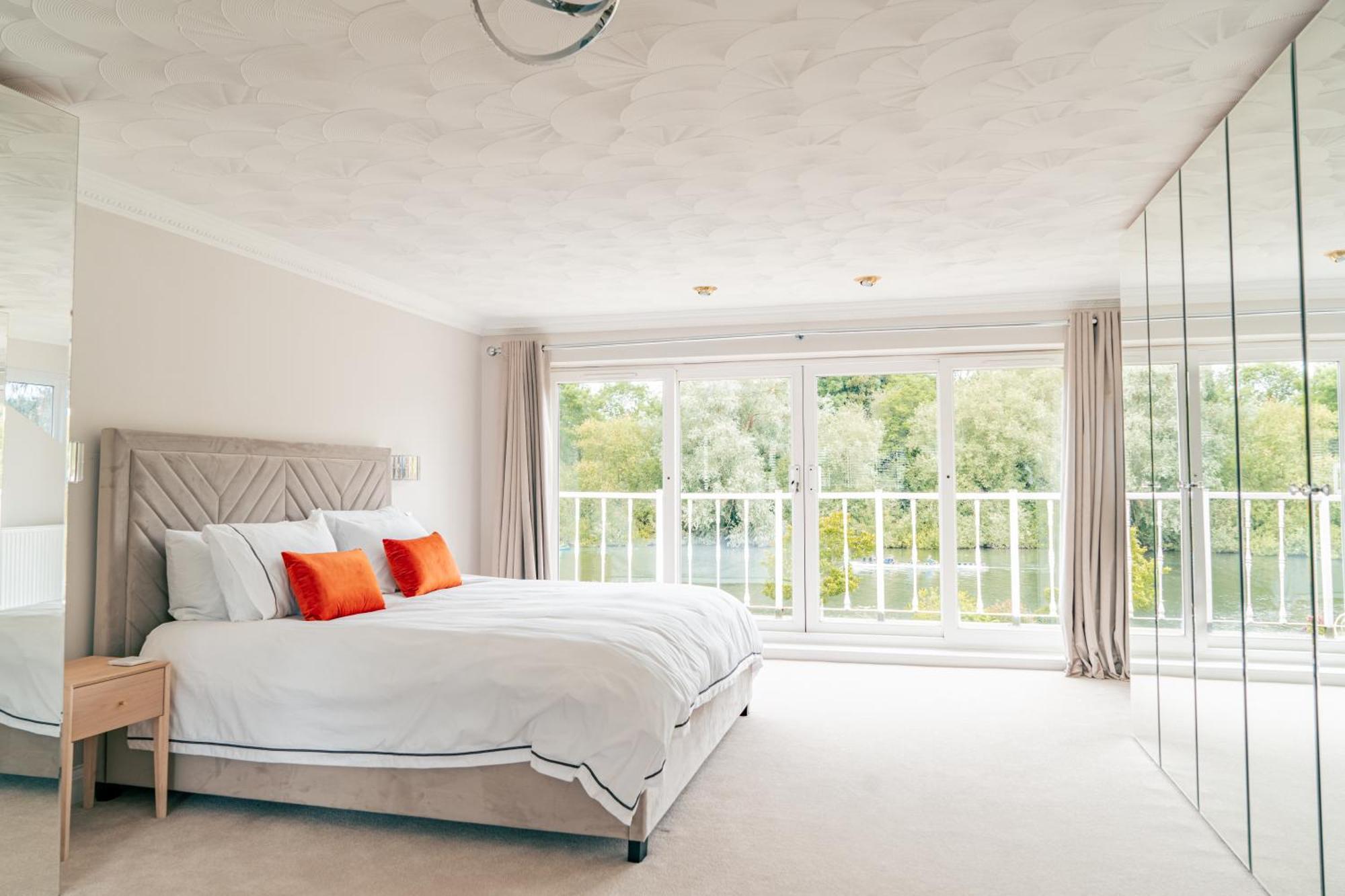 Riverside Bliss In Windsor, 5 Bed, Secure Parking Windsor
