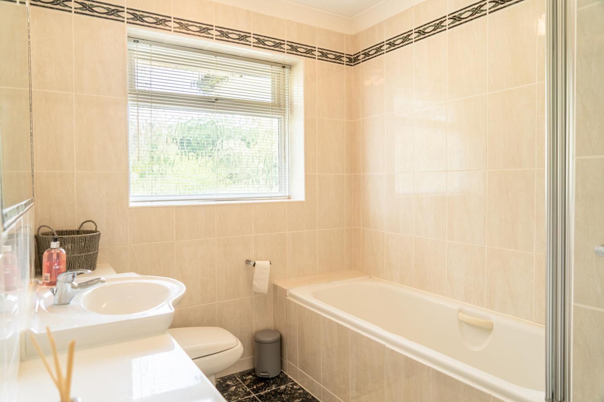 Riverside Bliss In Windsor, 5 Bed, Secure Parking *