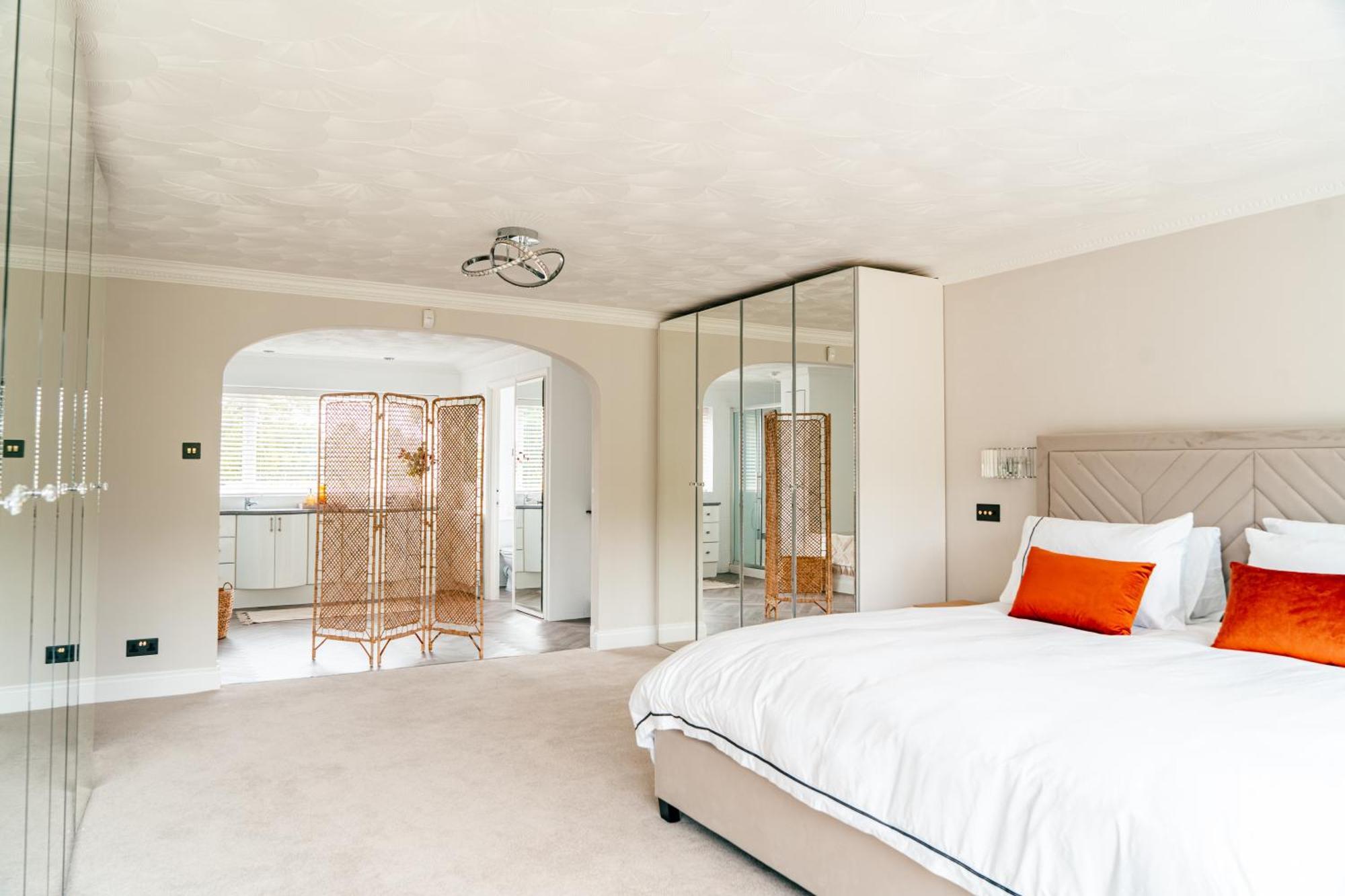 Riverside Bliss In Windsor, 5 Bed, Secure Parking Windsor