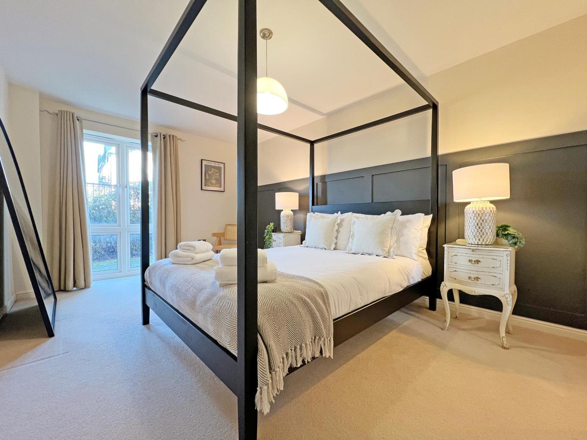 Prime Location 3 Bedroom With Free Private Parking Apartment