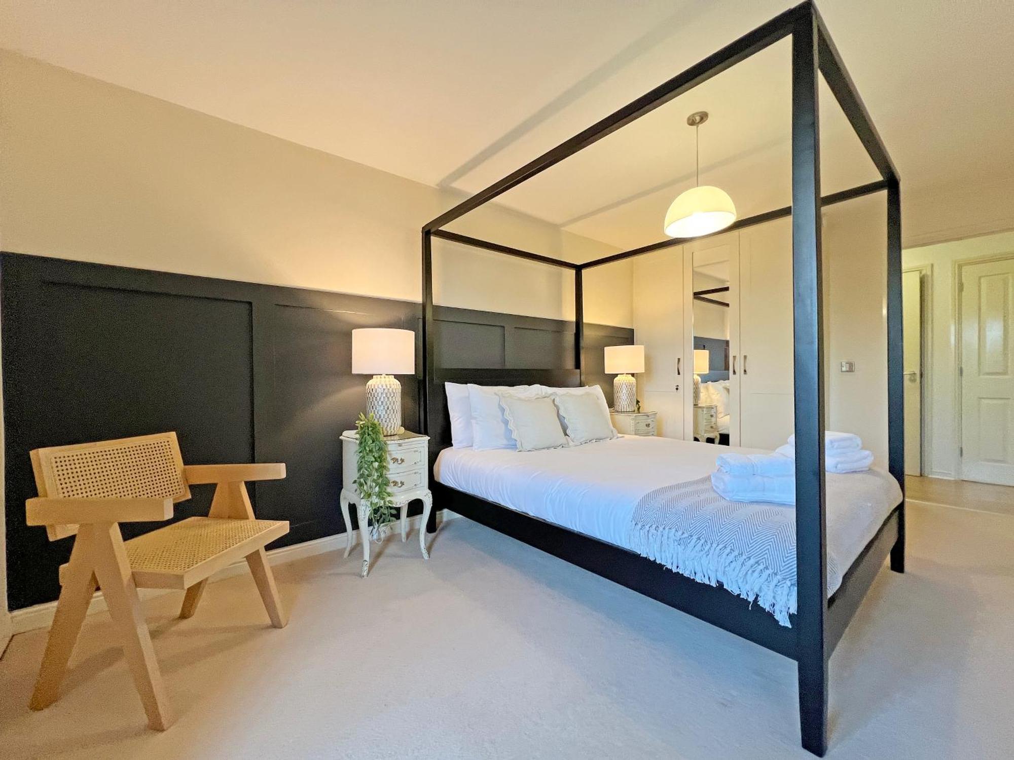 Prime Location 3 Bedroom With Free Private Parking Apartment *