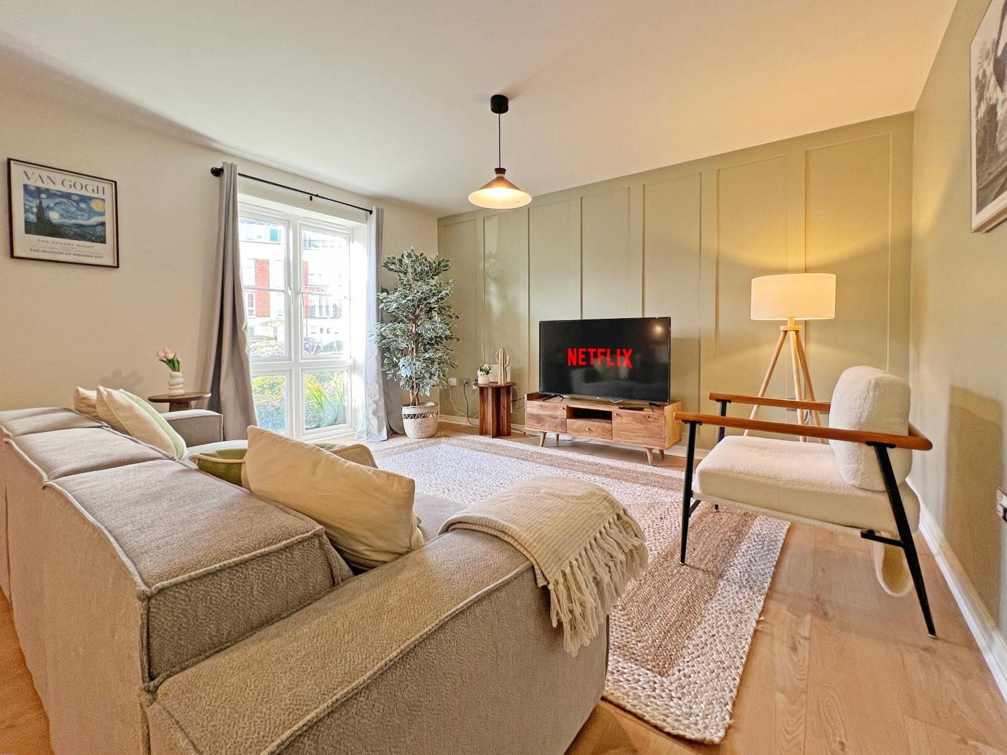 Prime Location 3 Bedroom With Free Private Parking Apartment