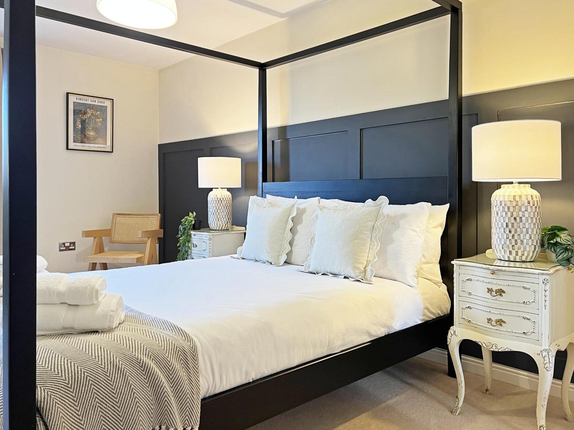 Prime Location 3 Bedroom With Free Private Parking Apartment Windsor