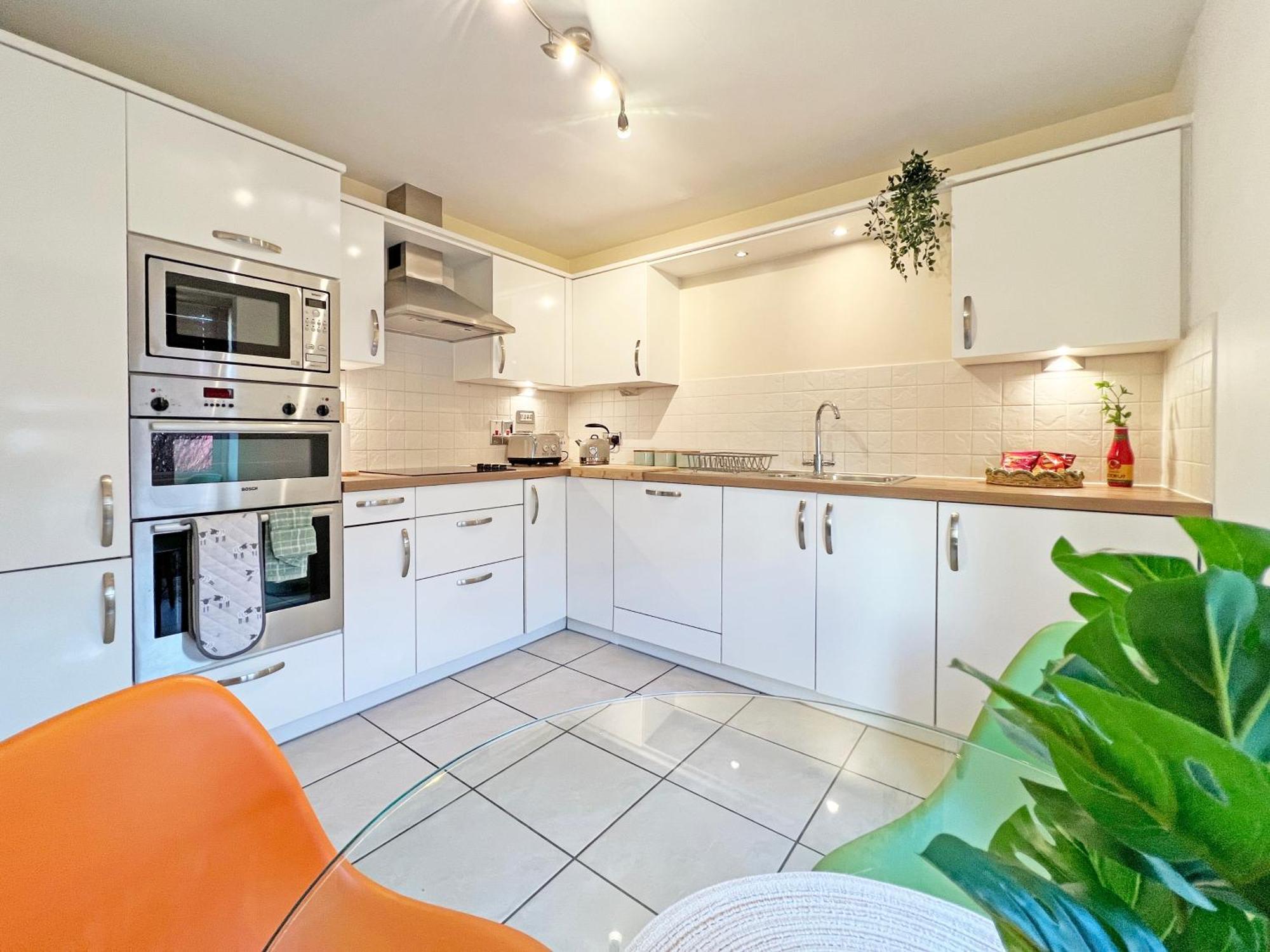 Prime Location 3 Bedroom With Free Private Parking Apartment Windsor