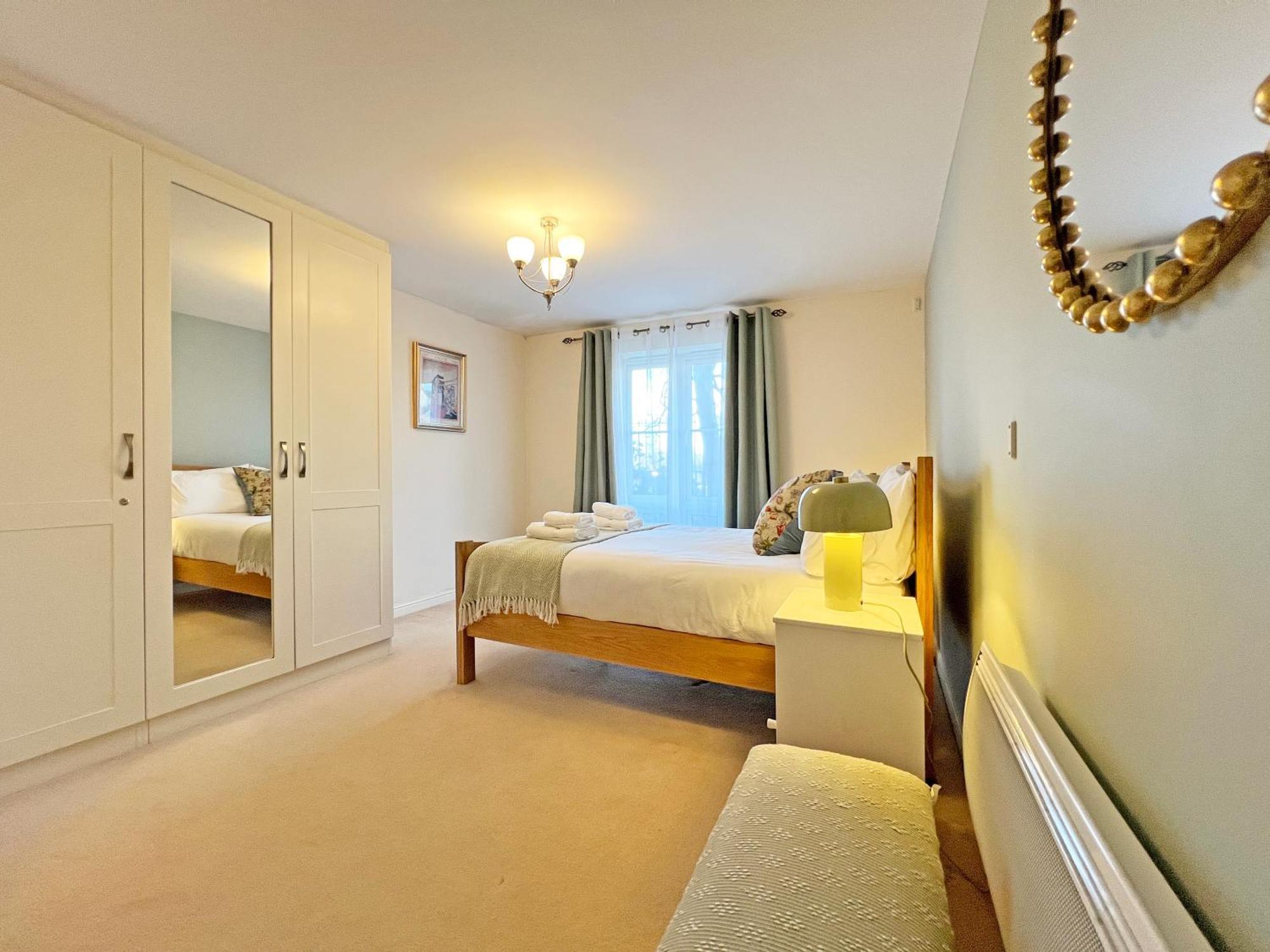 Prime Location 3 Bedroom With Free Private Parking Apartment *