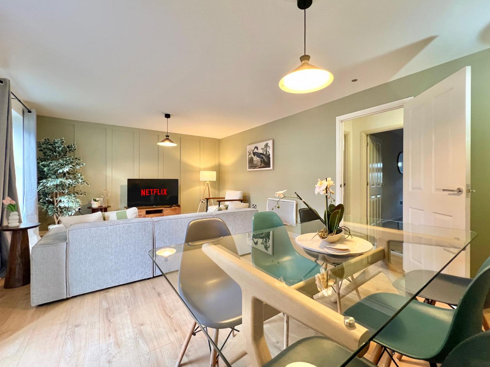 Apartment Prime Location 3 Bedroom With Free Private Parking *