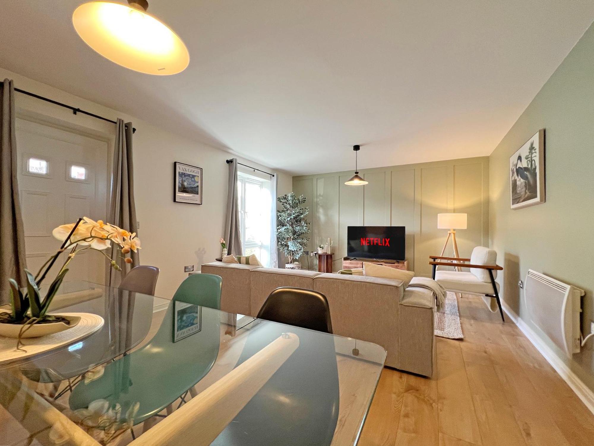 Prime Location 3 Bedroom With Free Private Parking *