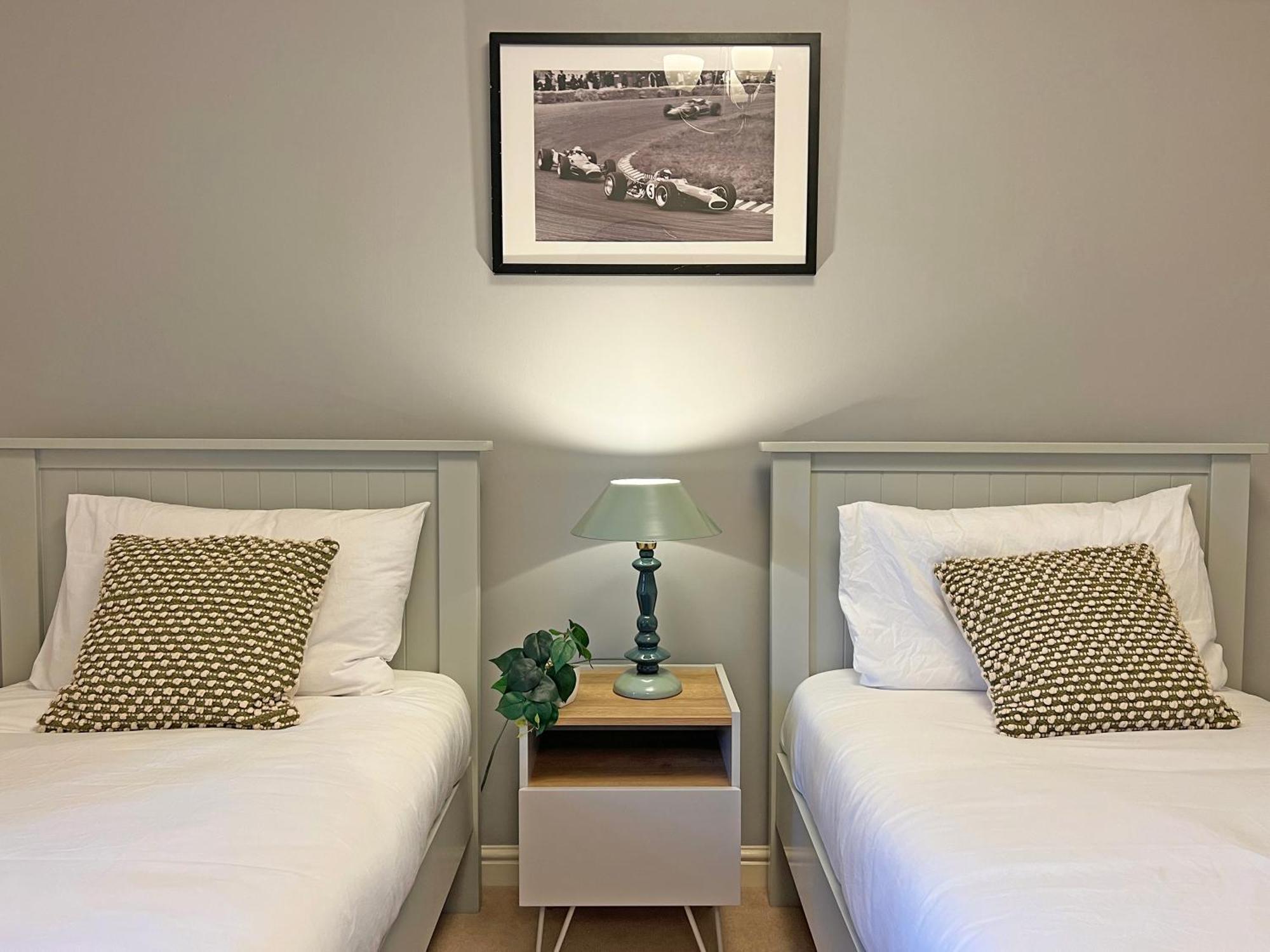 Prime Location 3 Bedroom With Free Private Parking *