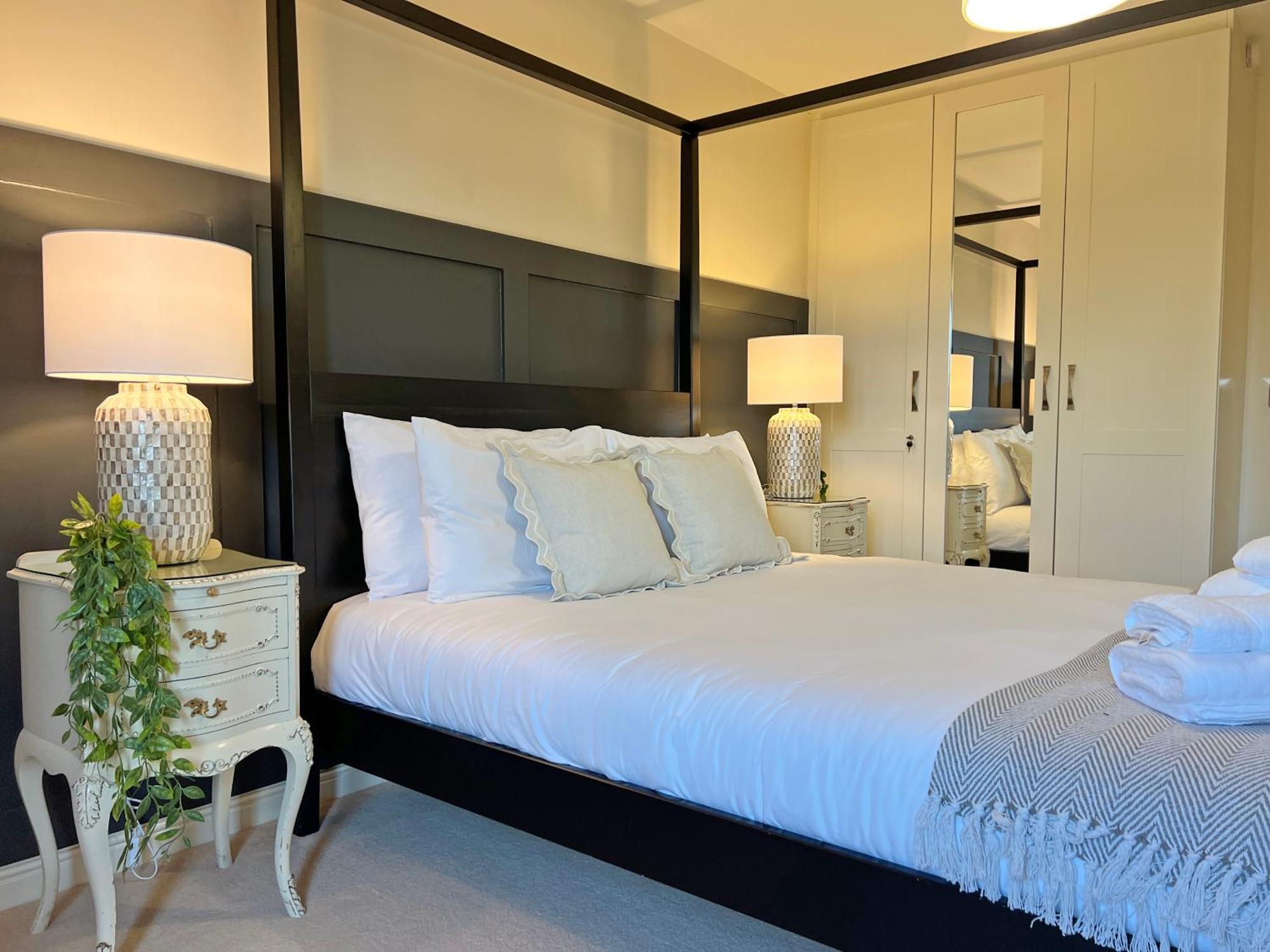 Apartment Prime Location 3 Bedroom With Free Private Parking Windsor