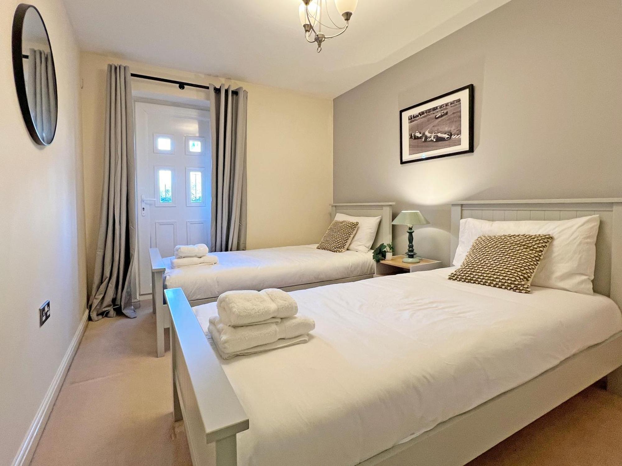 Prime Location 3 Bedroom With Free Private Parking Windsor