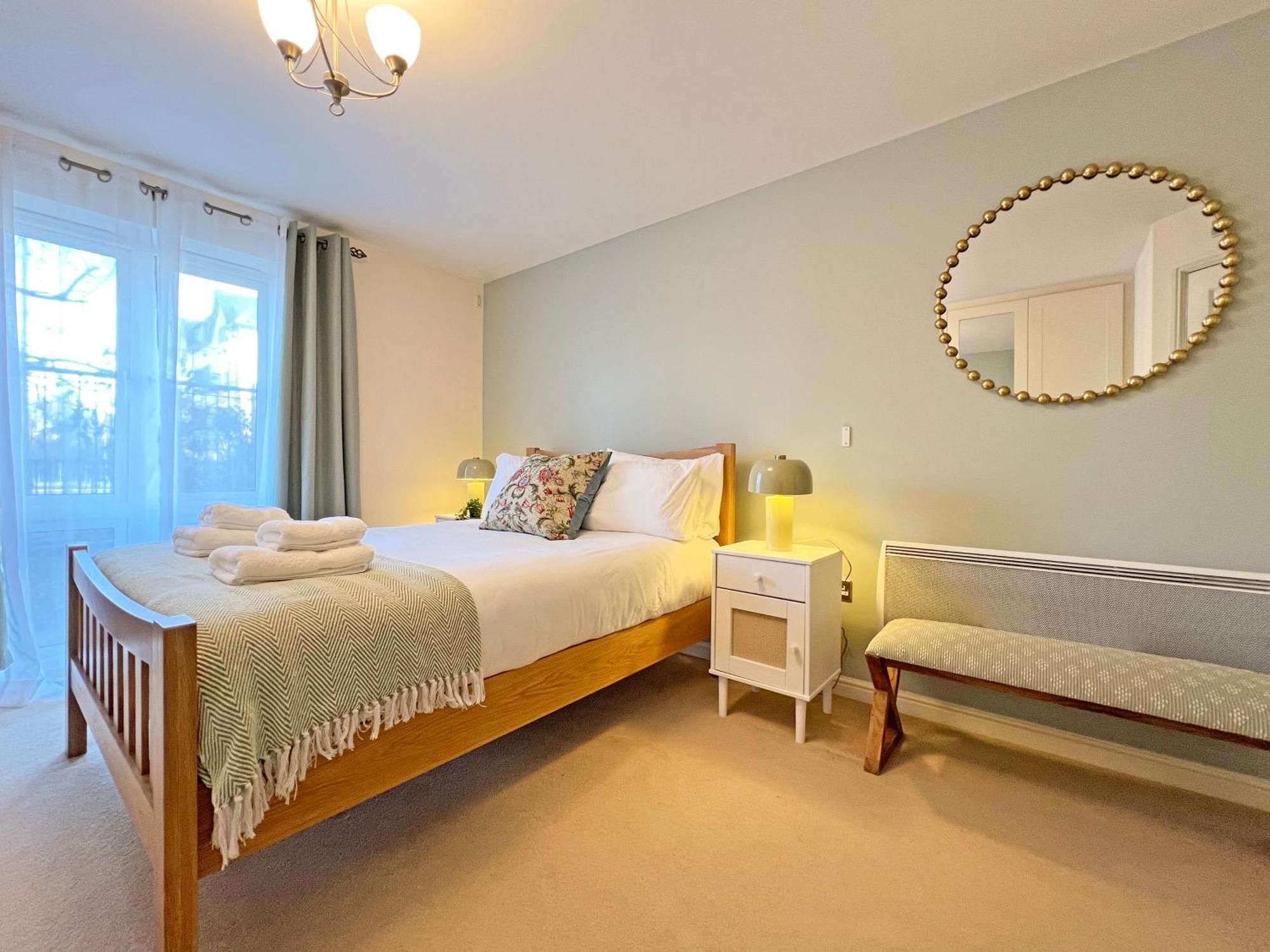 Prime Location 3 Bedroom With Free Private Parking Apartment
