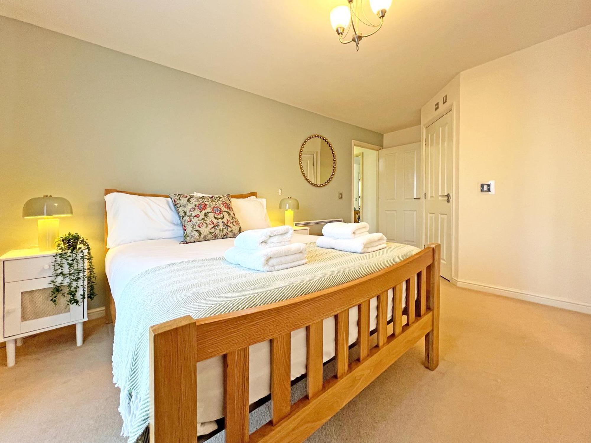 Apartment Prime Location 3 Bedroom With Free Private Parking Windsor