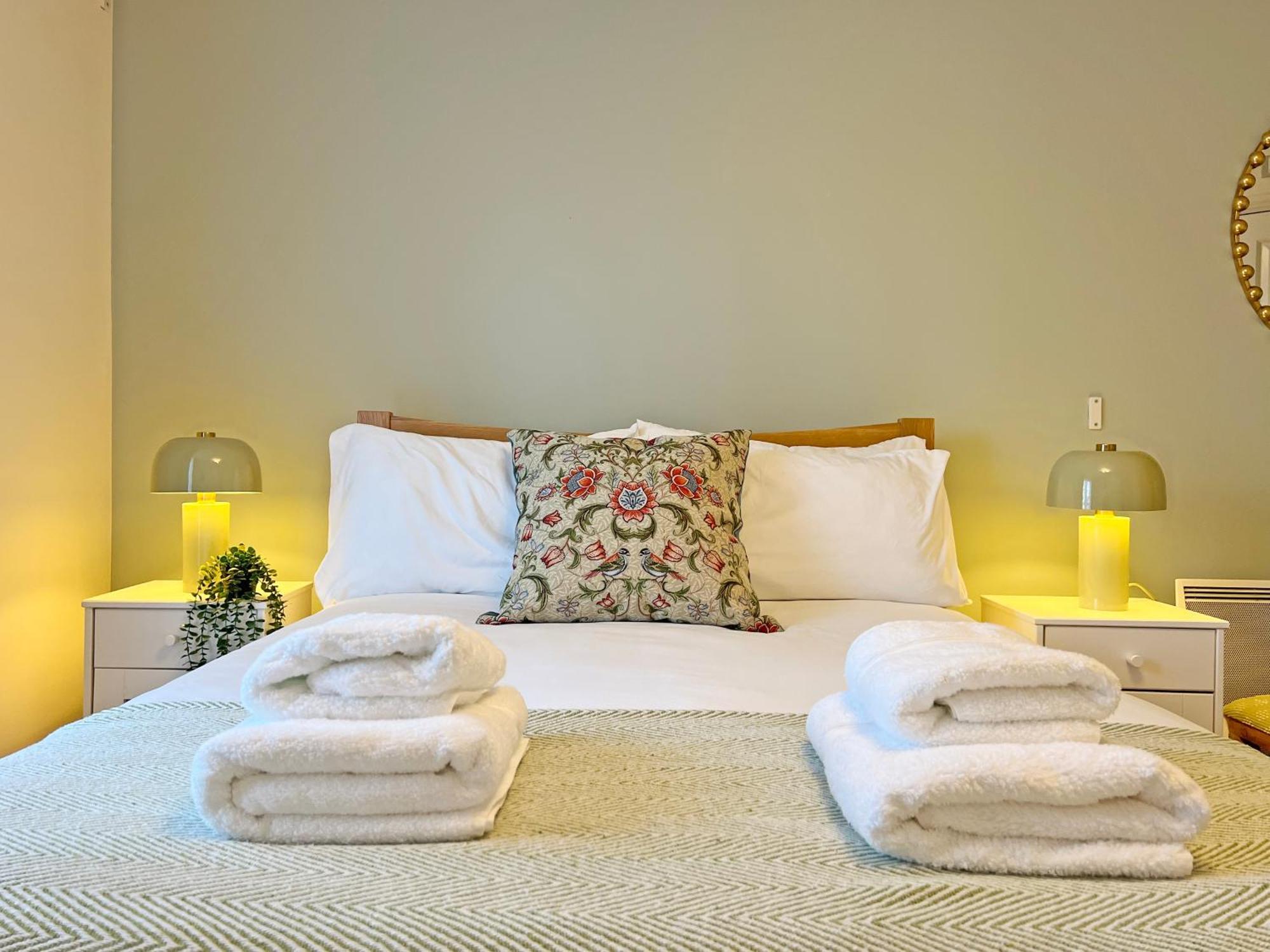 Apartment Prime Location 3 Bedroom With Free Private Parking Windsor