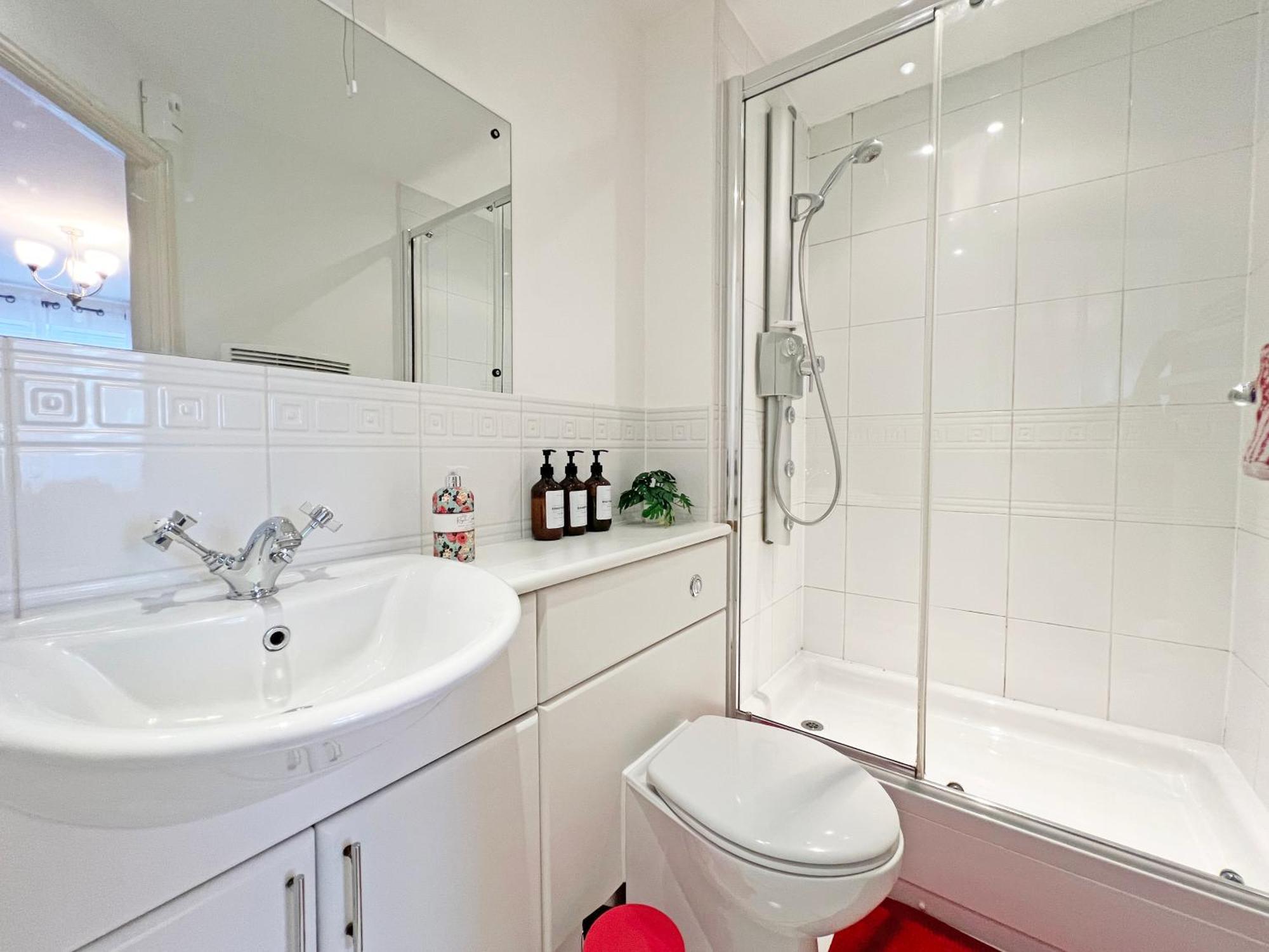 Prime Location 3 Bedroom With Free Private Parking * Windsor