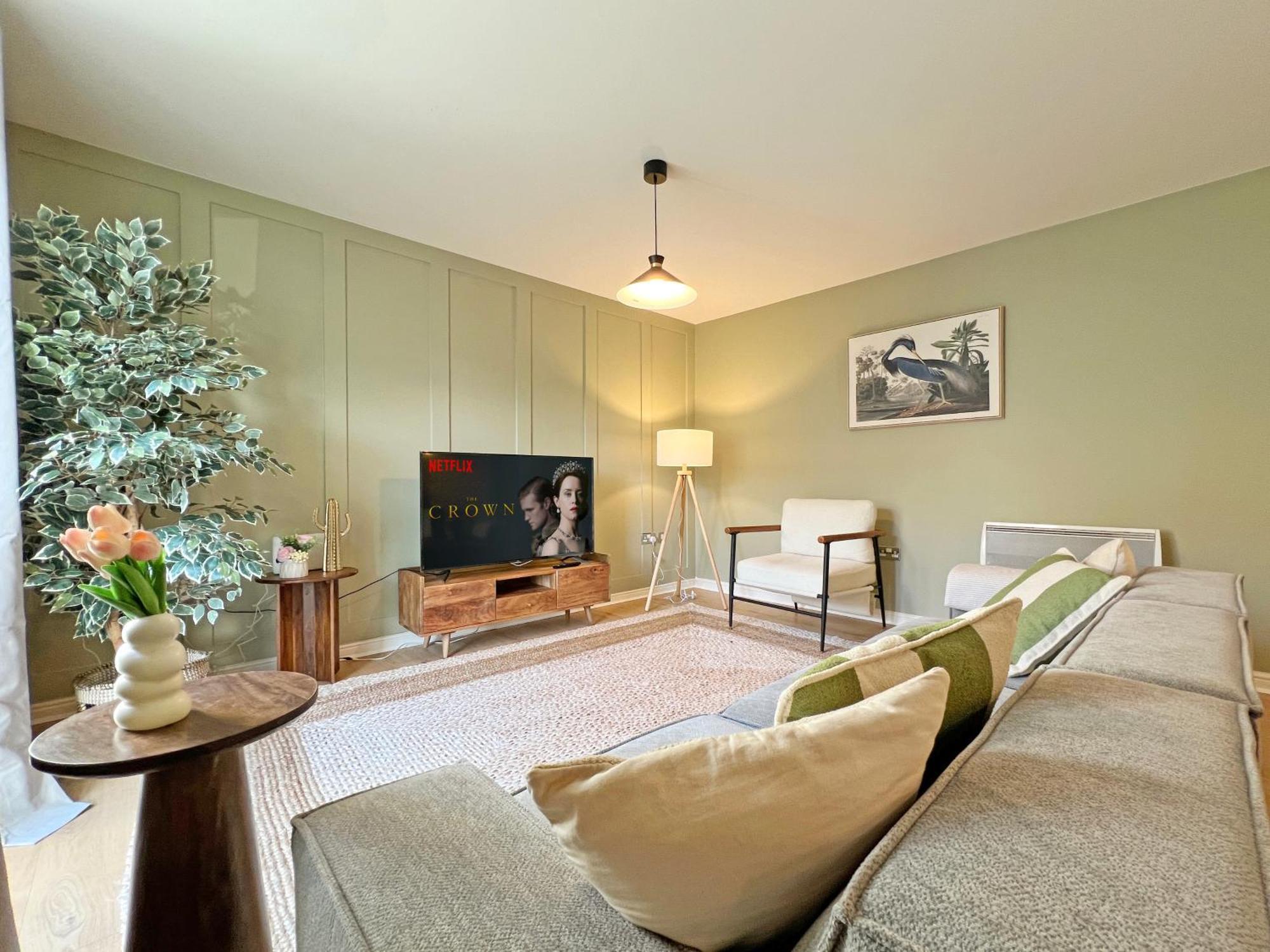 Prime Location 3 Bedroom With Free Private Parking *