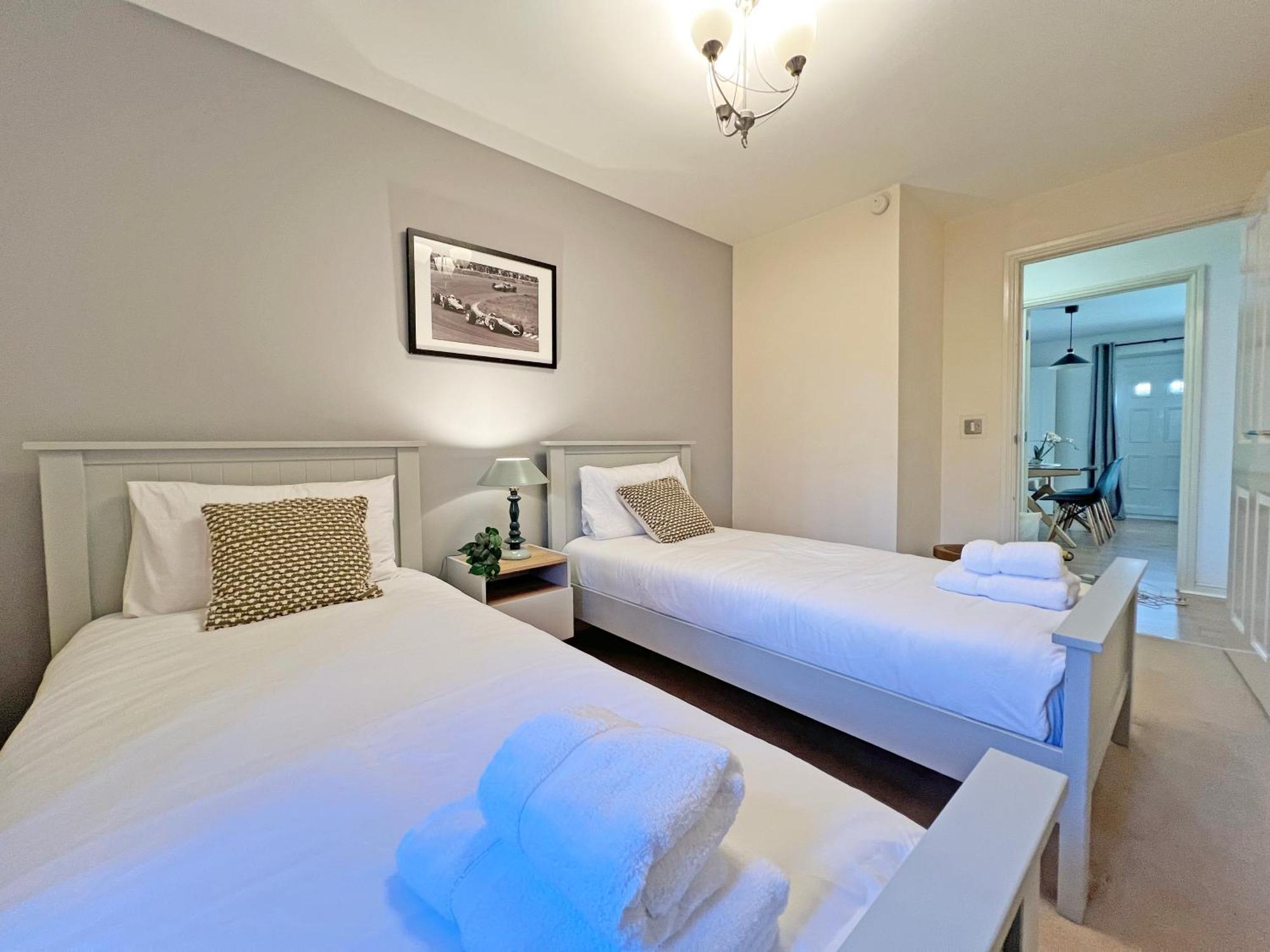 Prime Location 3 Bedroom With Free Private Parking