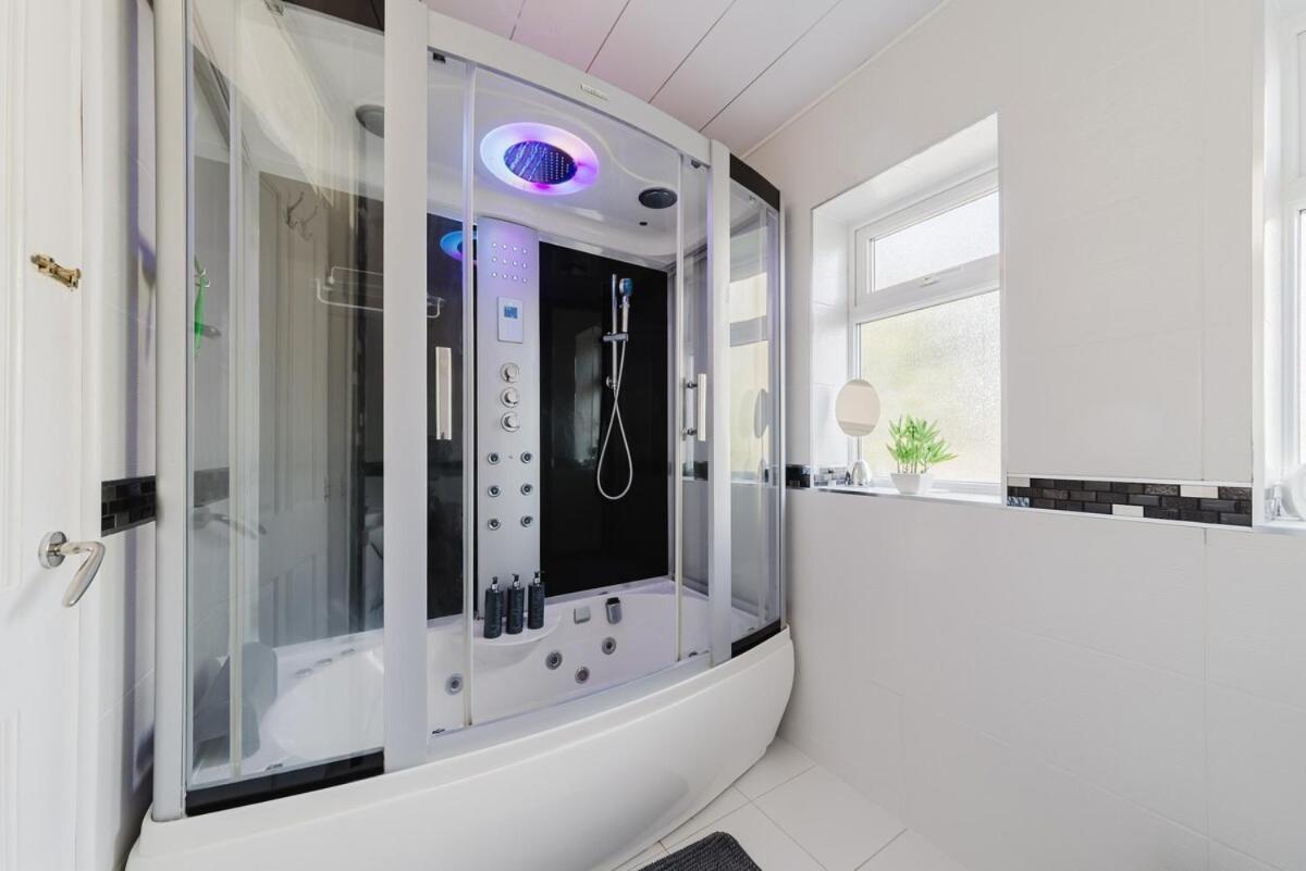 Four Bedroom House By Brookland Serviced Short Lets London With Free Wifi Apartment Windsor