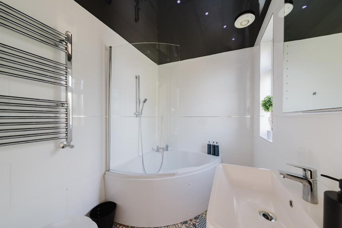 Four Bedroom House By Brookland Serviced Short Lets London With Free Wifi Apartment Windsor