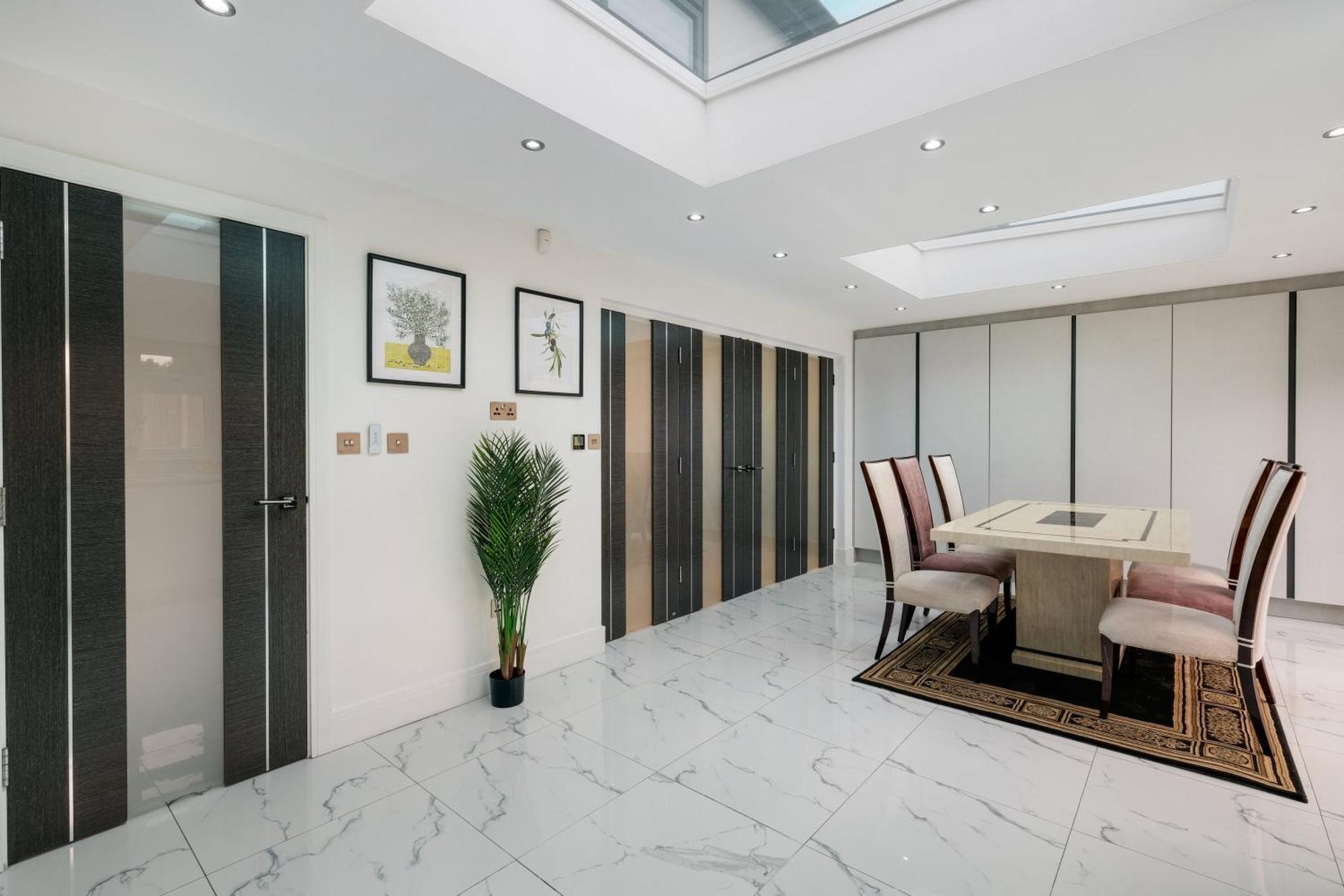 Stunning 5 Bedroom, 3 Bathroom In Holiday home Windsor