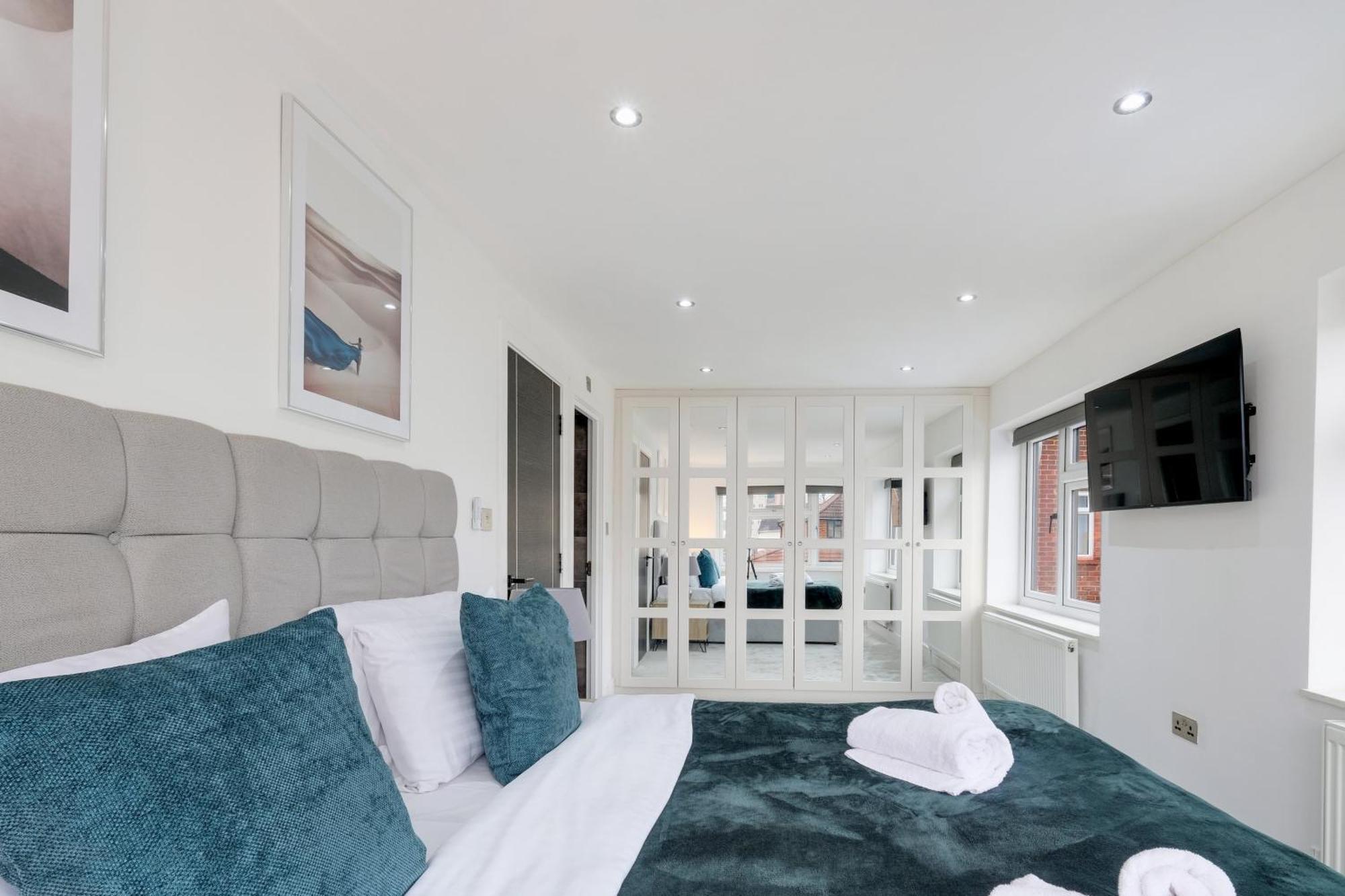 Stunning 5 Bedroom, 3 Bathroom In Windsor