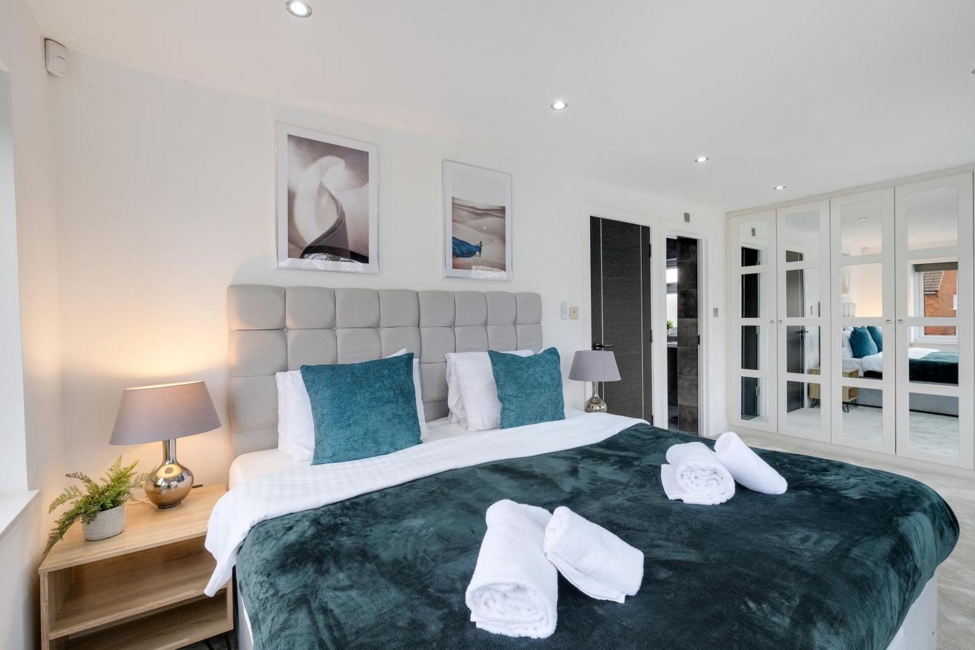 Stunning 5 Bedroom, 3 Bathroom In Holiday home *