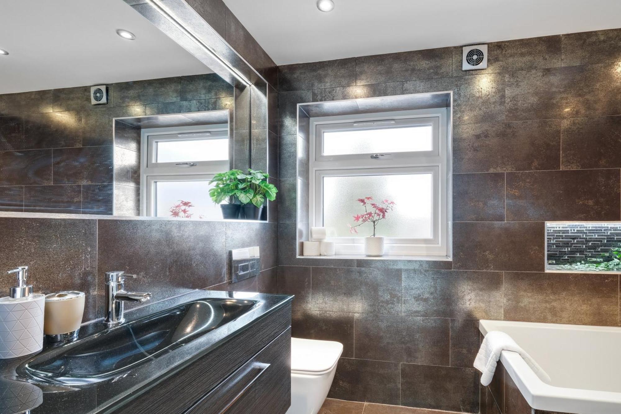 Stunning 5 Bedroom, 3 Bathroom In Holiday home Windsor