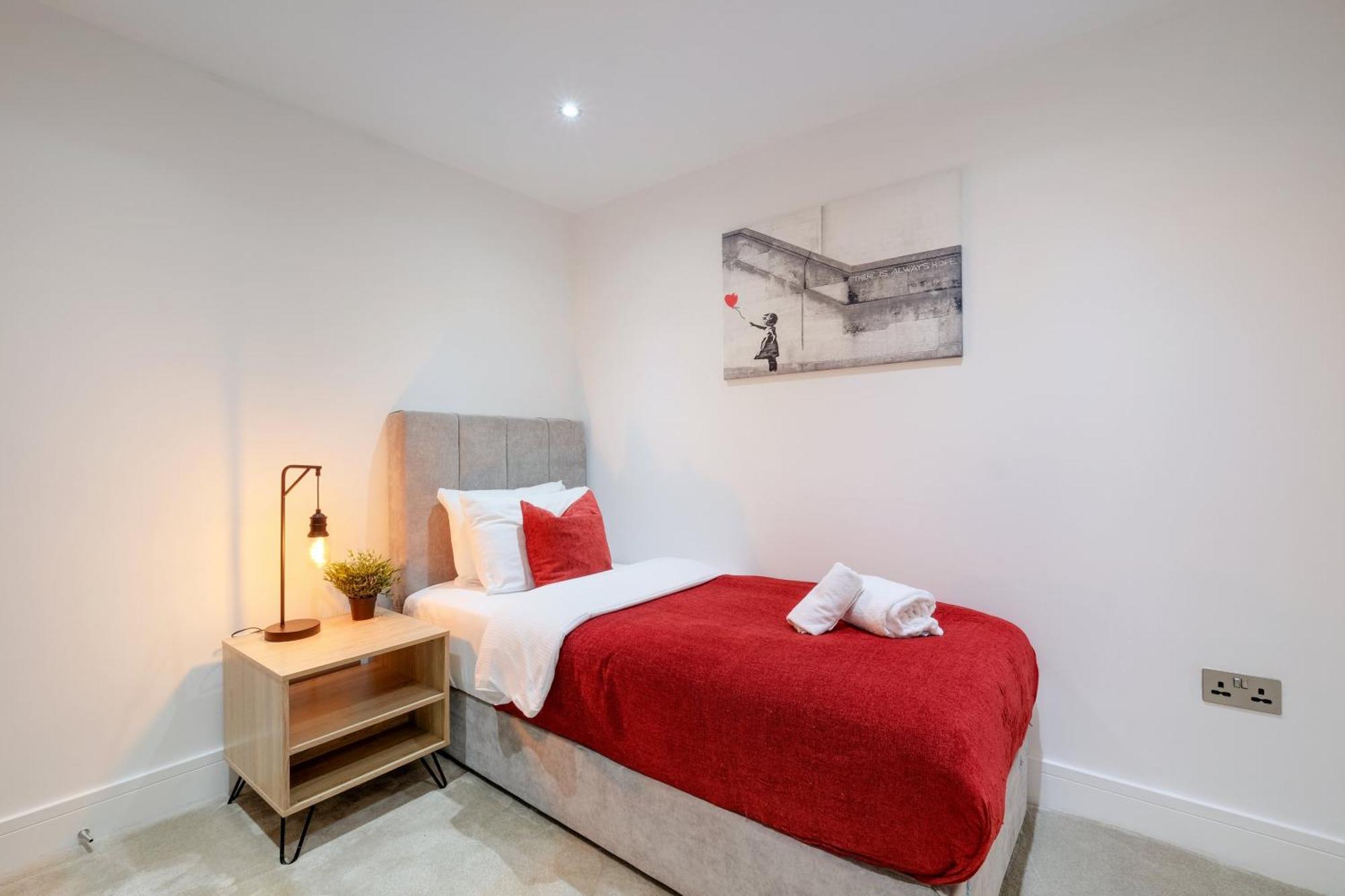 Stunning 5 Bedroom, 3 Bathroom In Holiday home Windsor