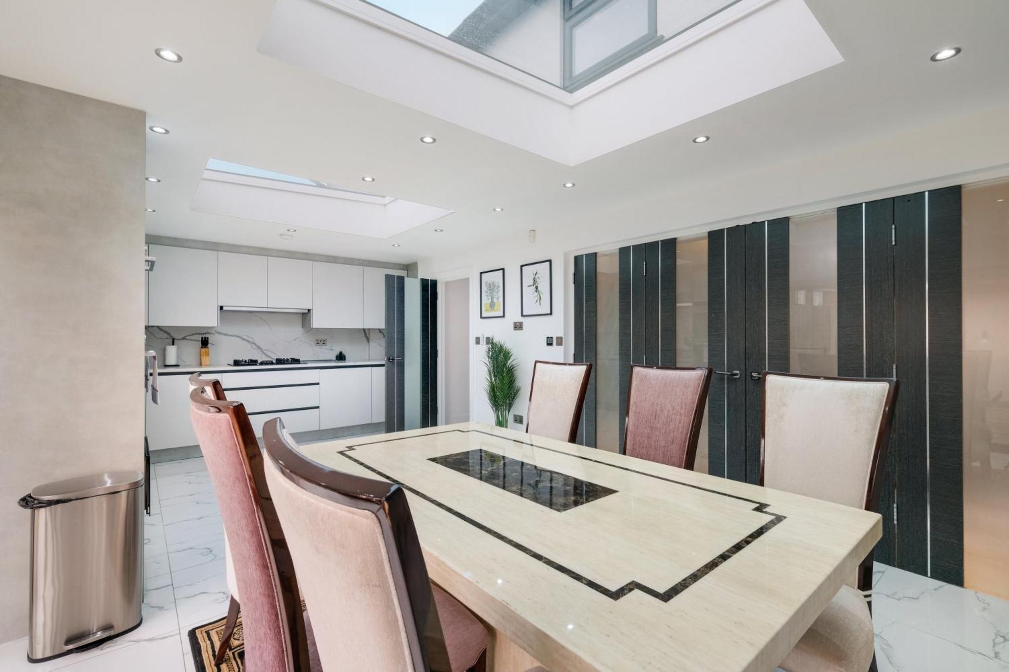 Stunning 5 Bedroom, 3 Bathroom In Windsor