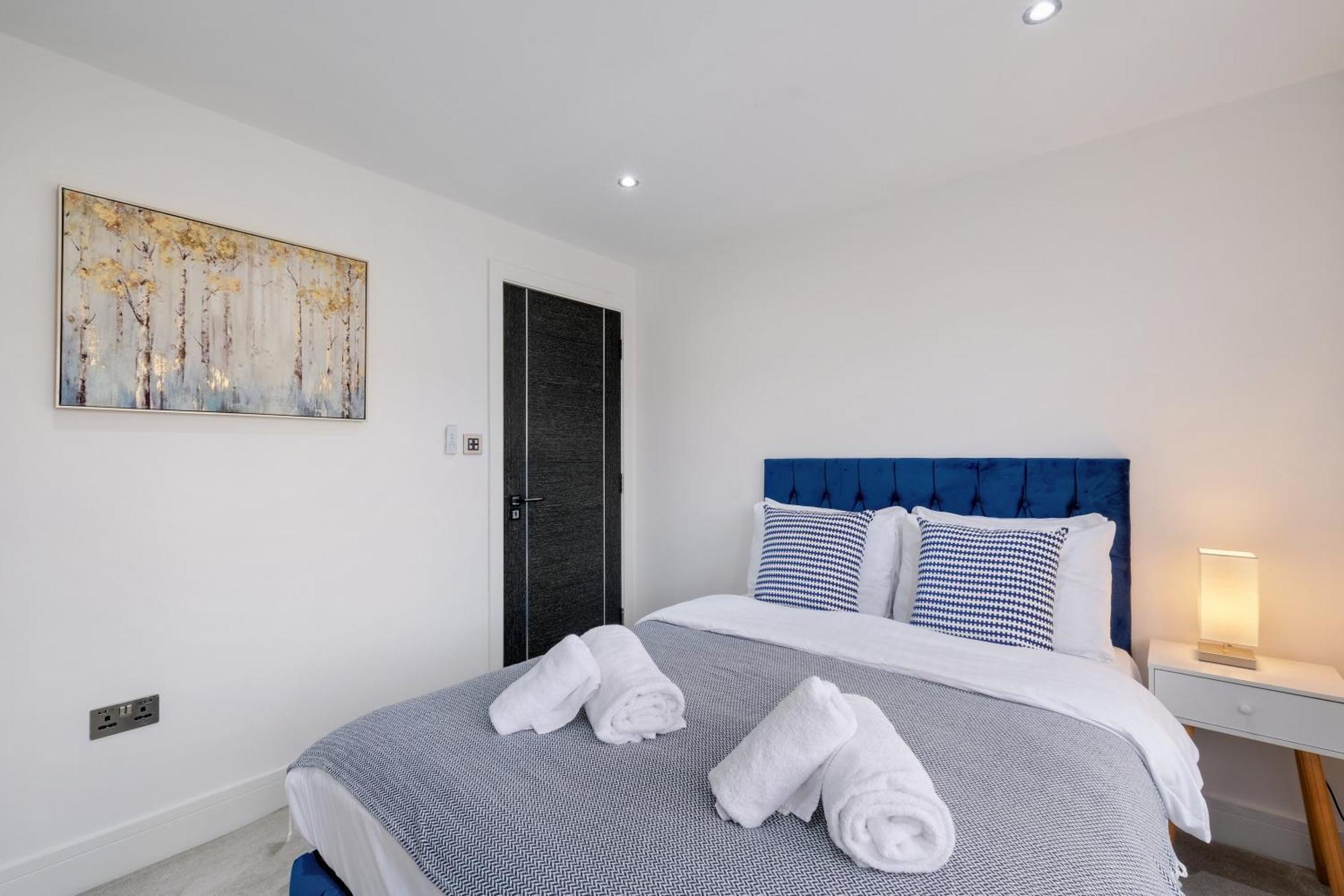 Stunning 5 Bedroom, 3 Bathroom In * Windsor