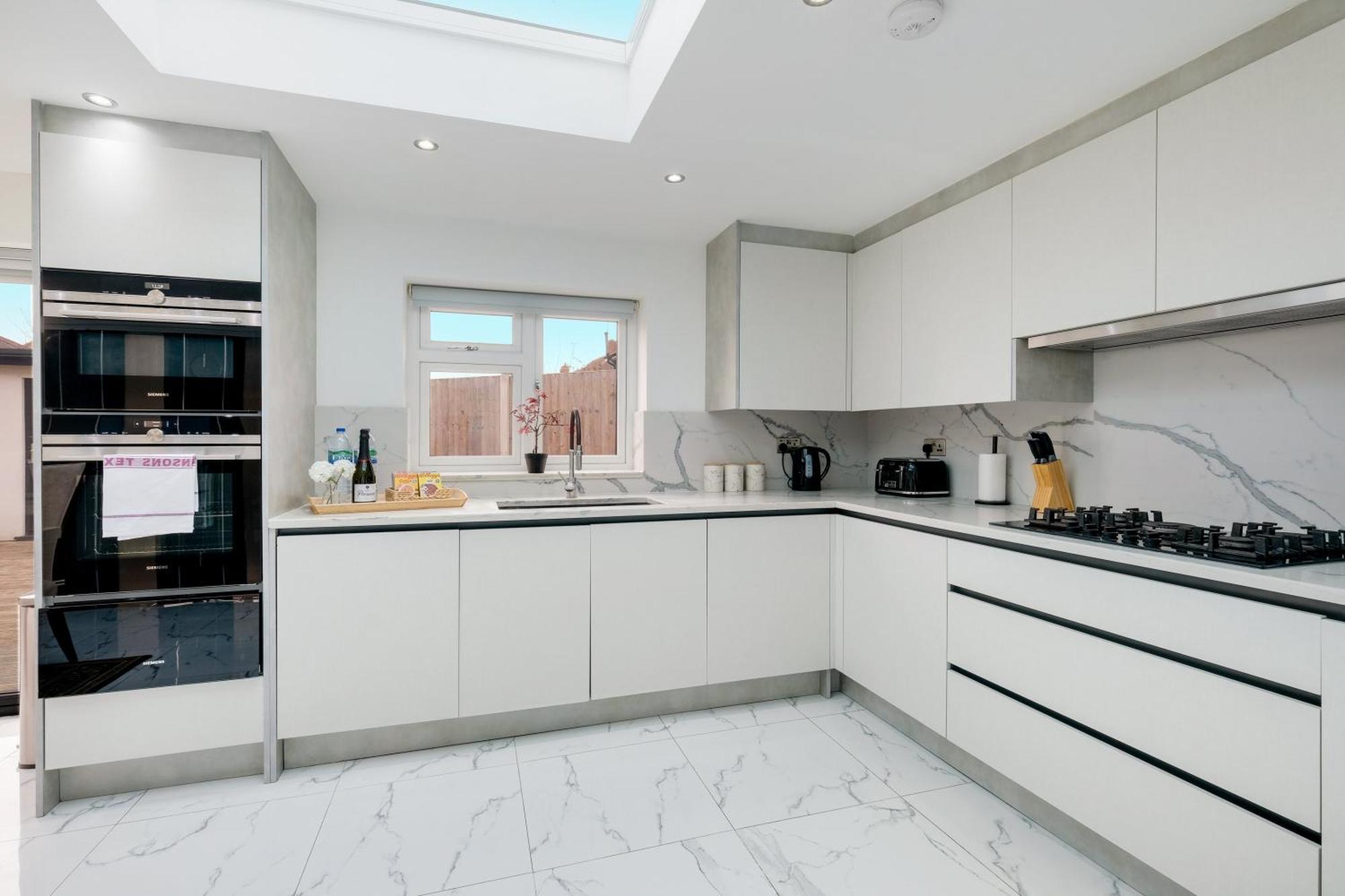Stunning 5 Bedroom, 3 Bathroom In Holiday home