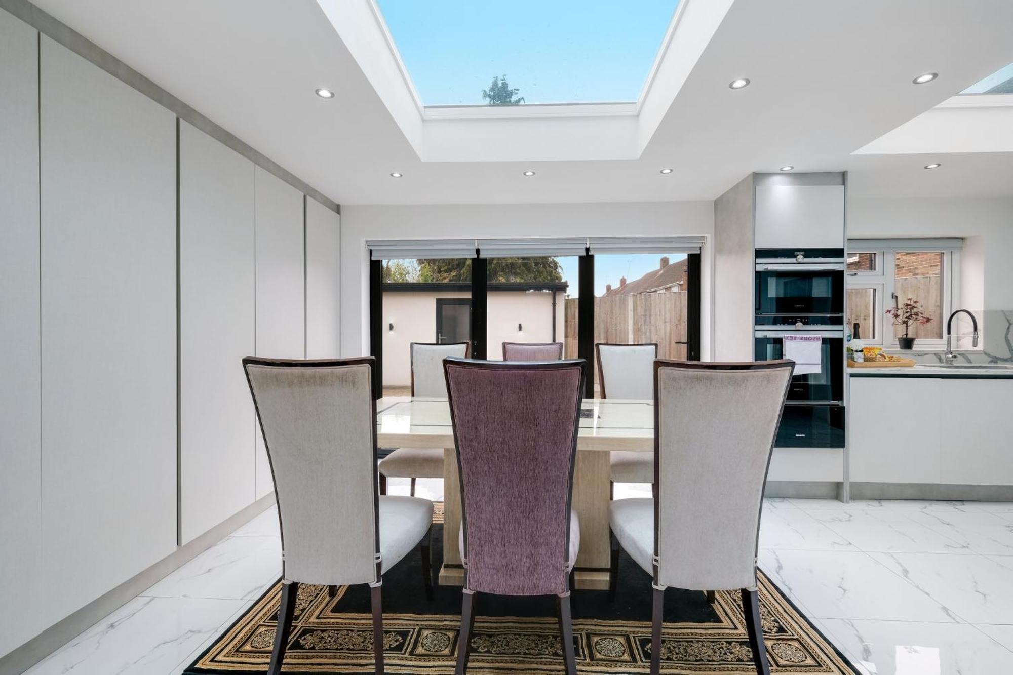 Stunning 5 Bedroom, 3 Bathroom In Holiday home *