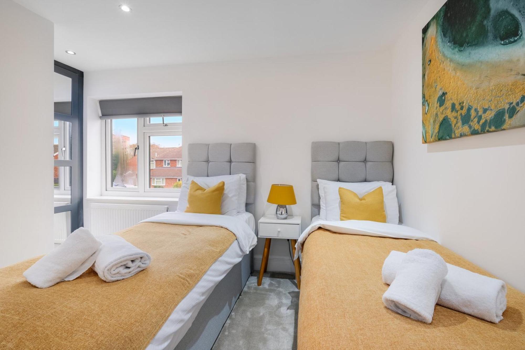 Stunning 5 Bedroom, 3 Bathroom In Windsor