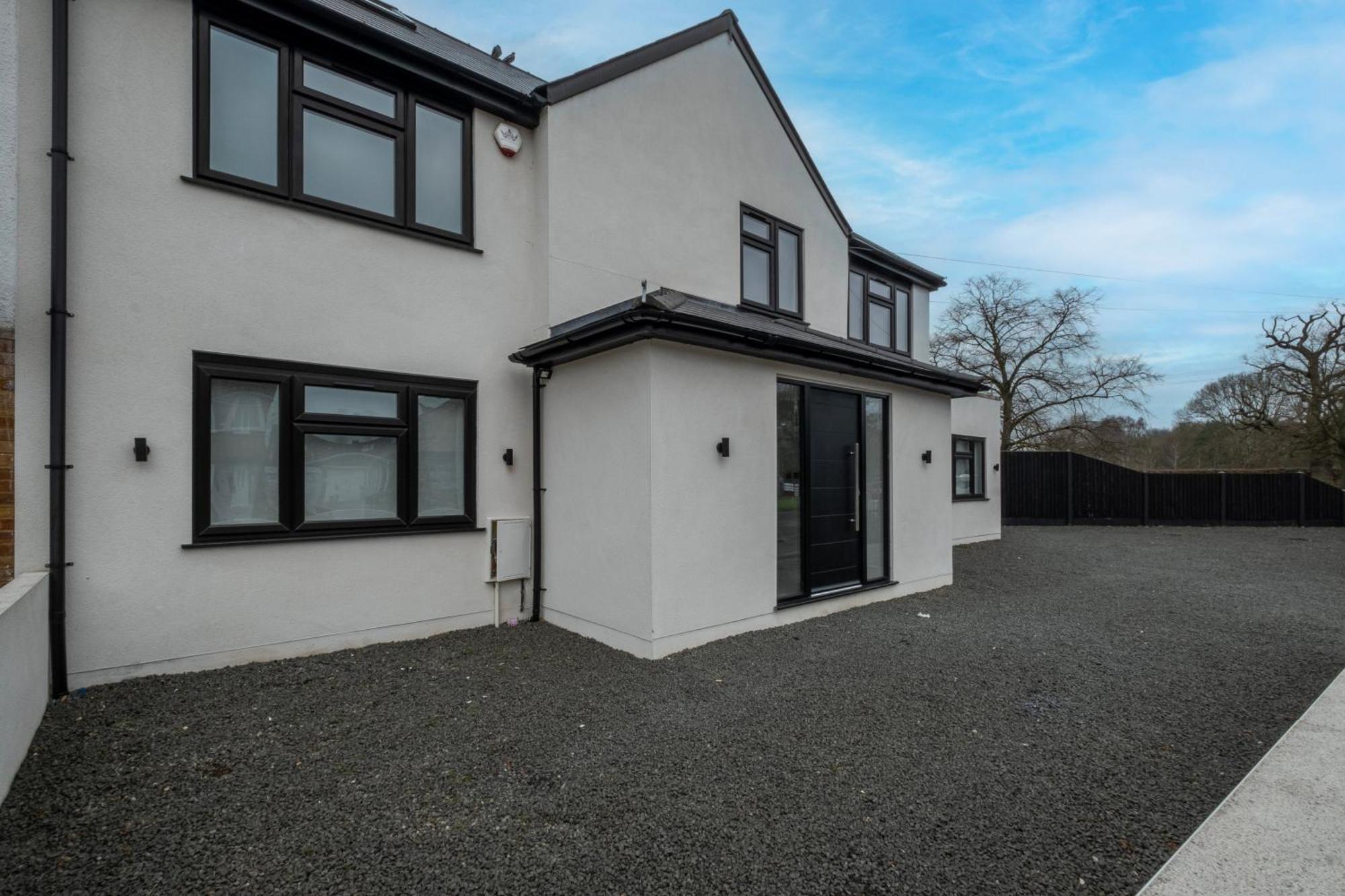 Stunning 5 Bedroom, 3 Bathroom In Holiday home *