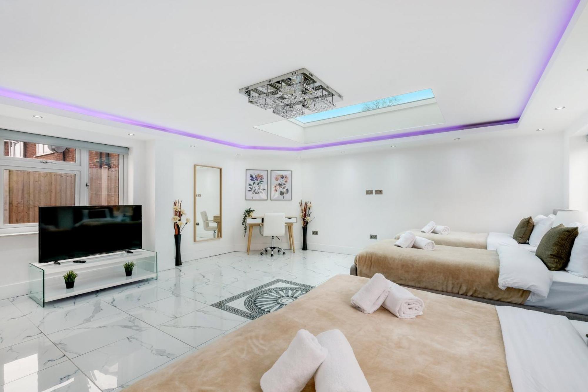 Holiday home Stunning 5 Bedroom, 3 Bathroom In *