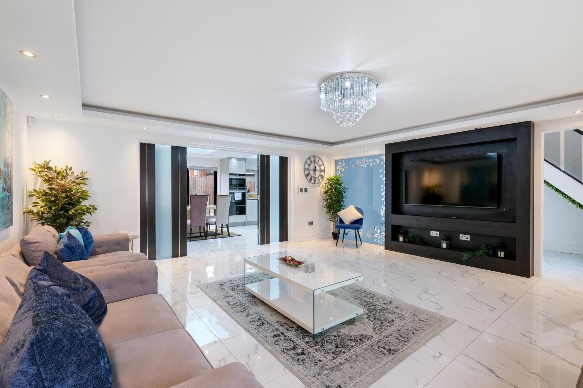 Stunning 5 Bedroom, 3 Bathroom In Holiday home Windsor