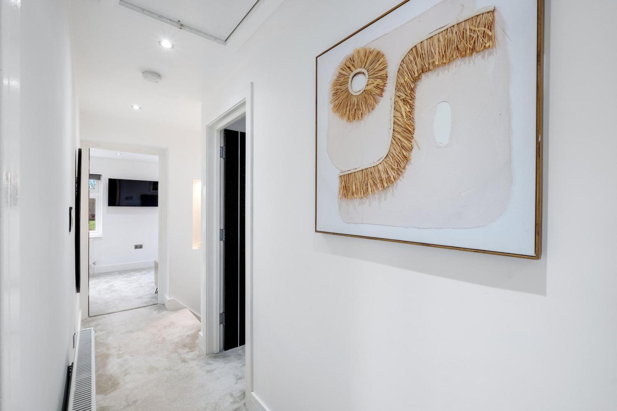 Stunning 5 Bedroom, 3 Bathroom In *
