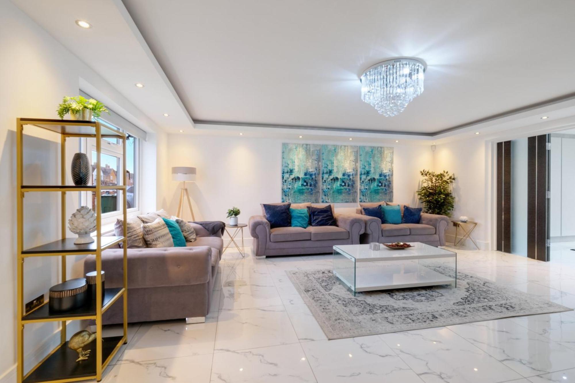 Stunning 5 Bedroom, 3 Bathroom In * Windsor