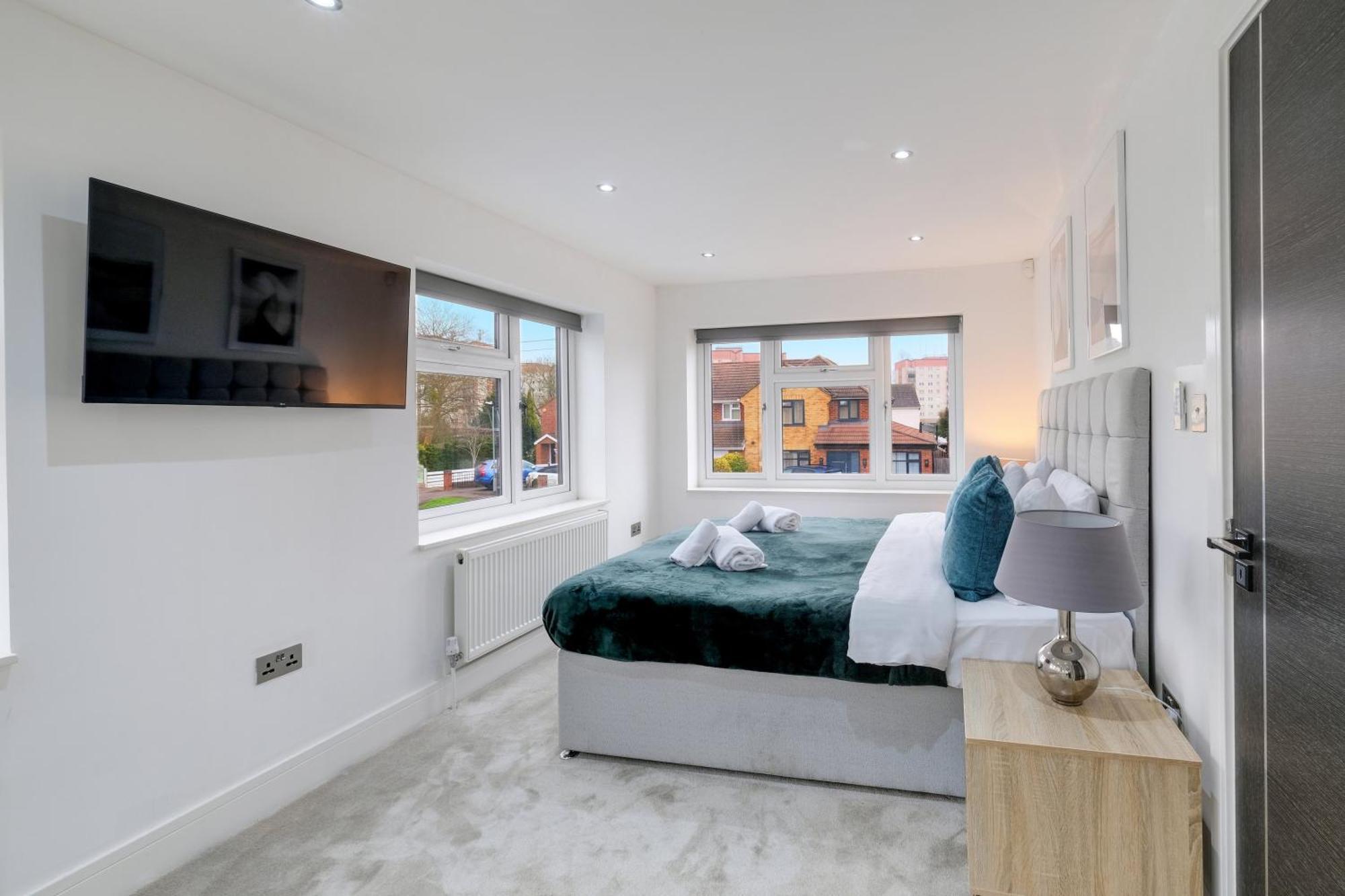 Stunning 5 Bedroom, 3 Bathroom In