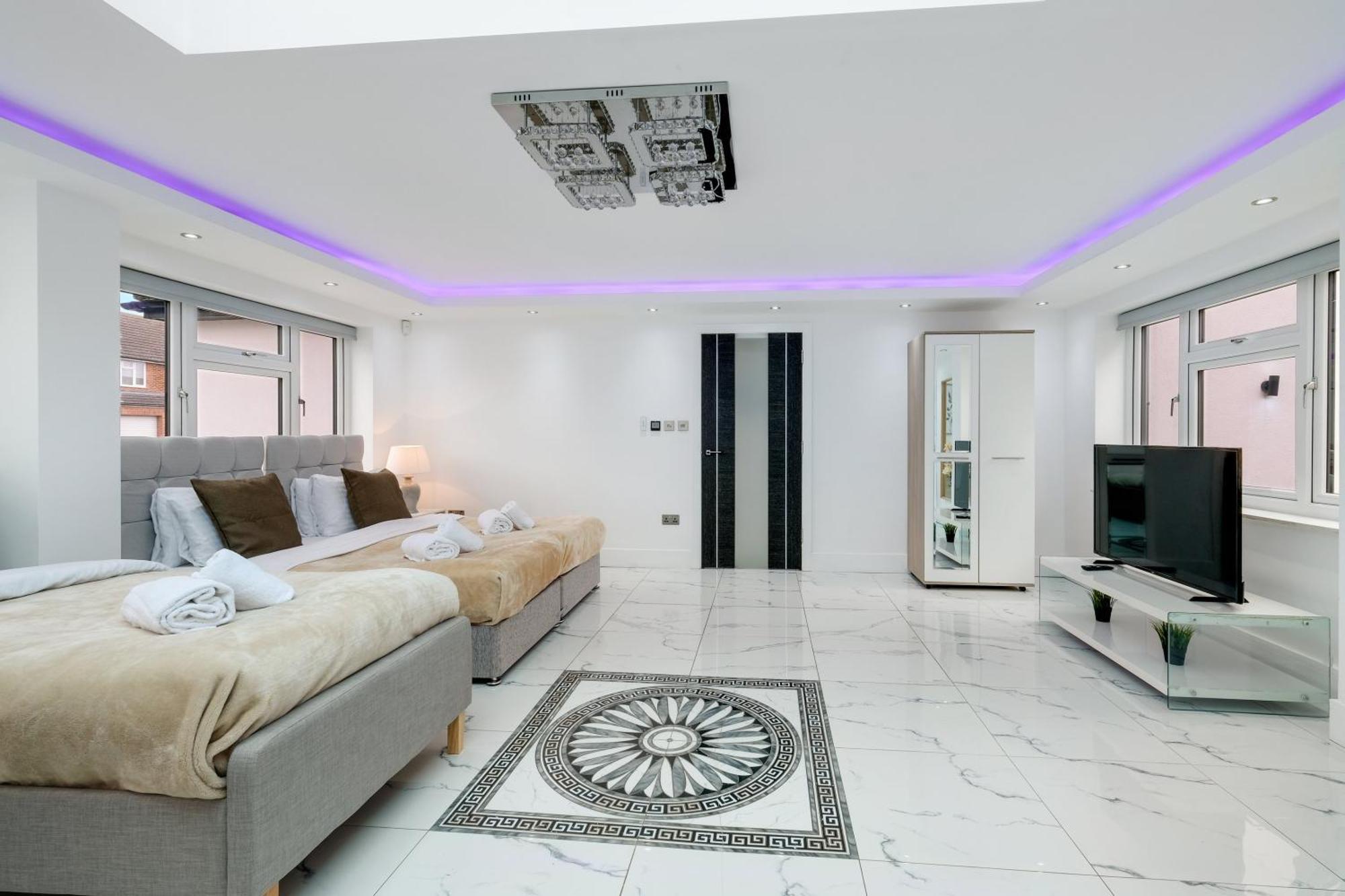 Stunning 5 Bedroom, 3 Bathroom In Holiday home