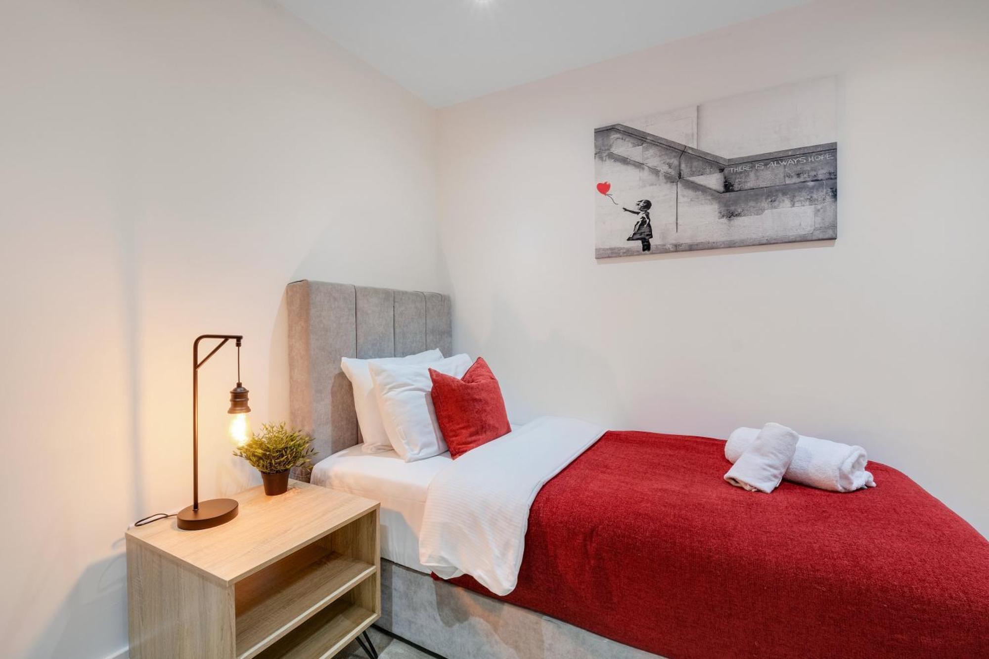Stunning 5 Bedroom, 3 Bathroom In Holiday home *