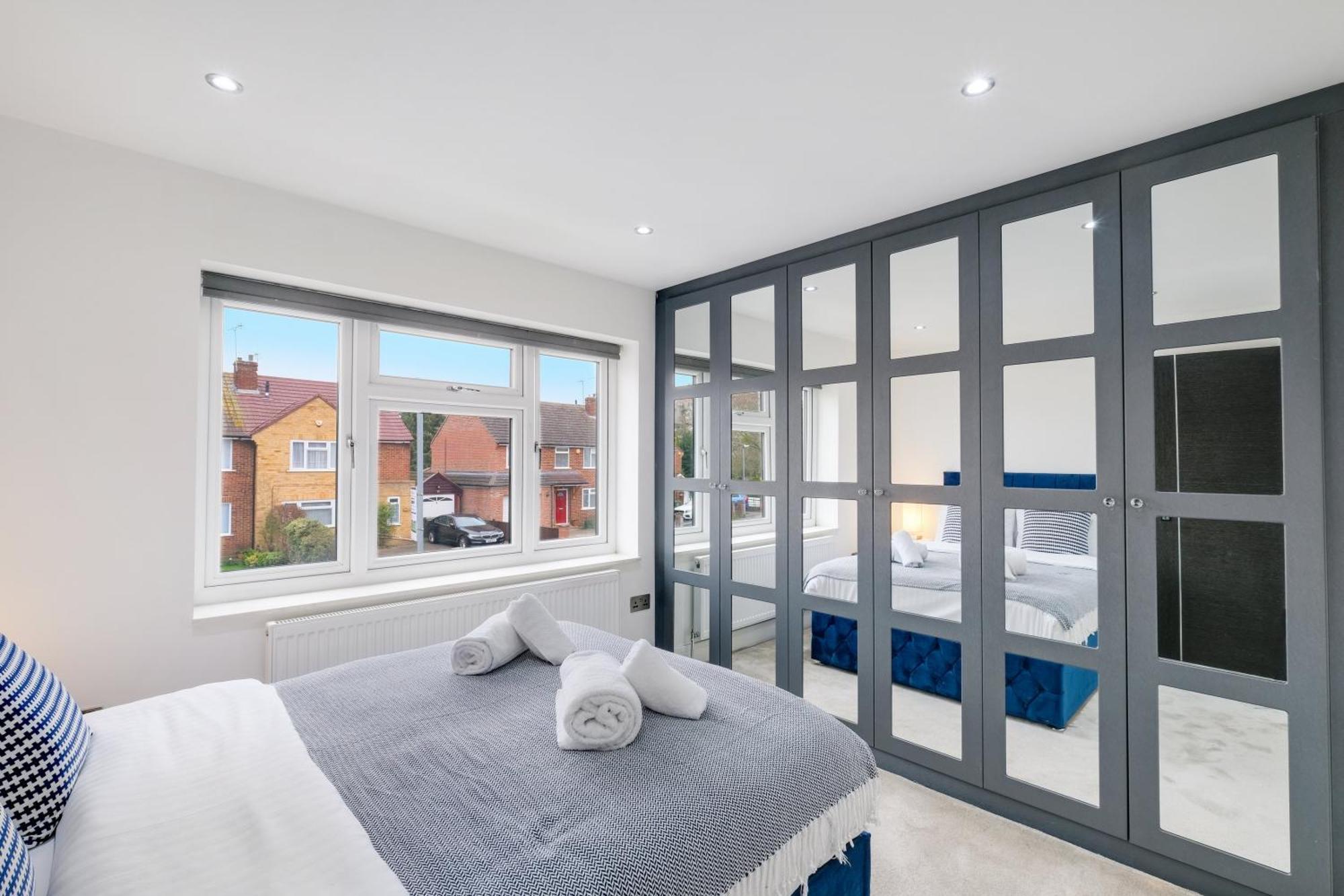 Stunning 5 Bedroom, 3 Bathroom In Holiday home Windsor
