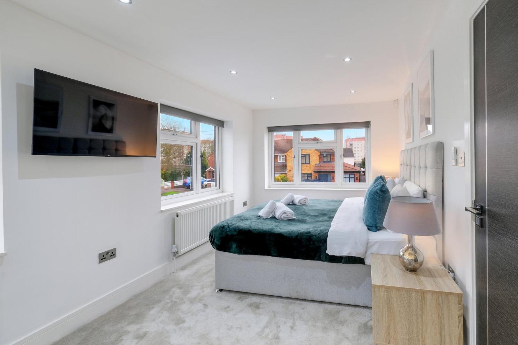 Stunning 5 Bedroom, 3 Bathroom In Windsor